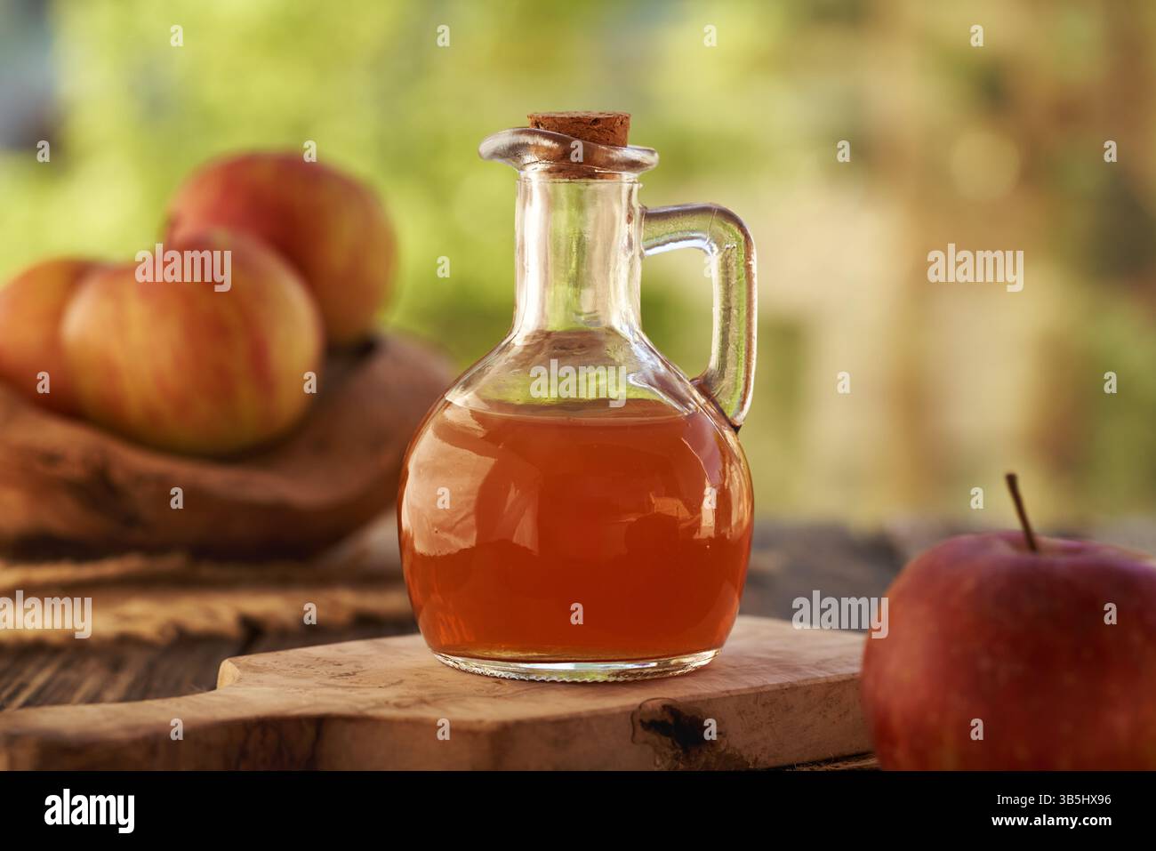Apfelessig in einer Glasflasche Stockfoto