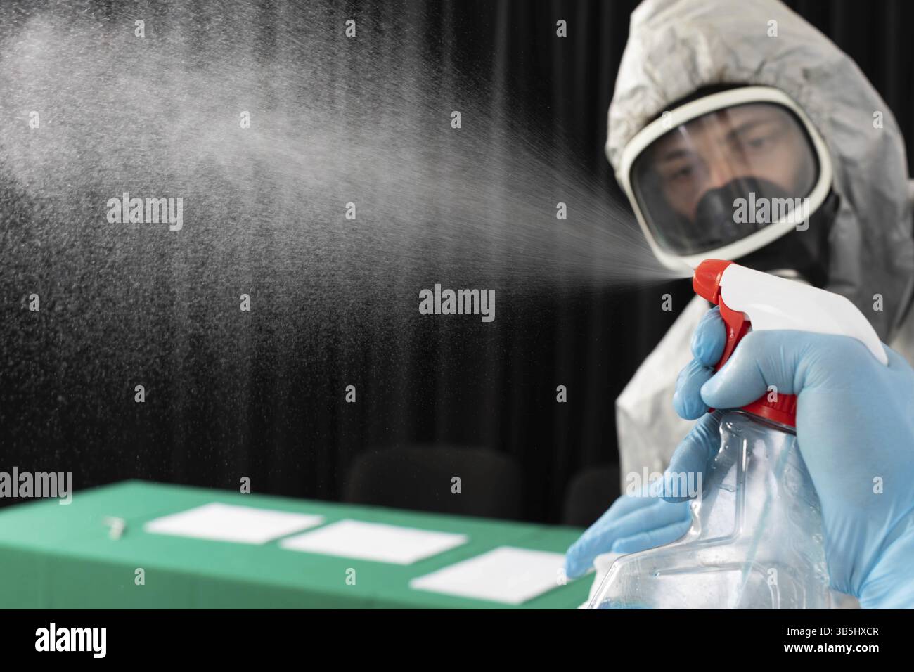 Sprinklertest zur Desinfektion durch professionelle Mitarbeiter des Bereichs Hygiene und Sauberkeit Stockfoto