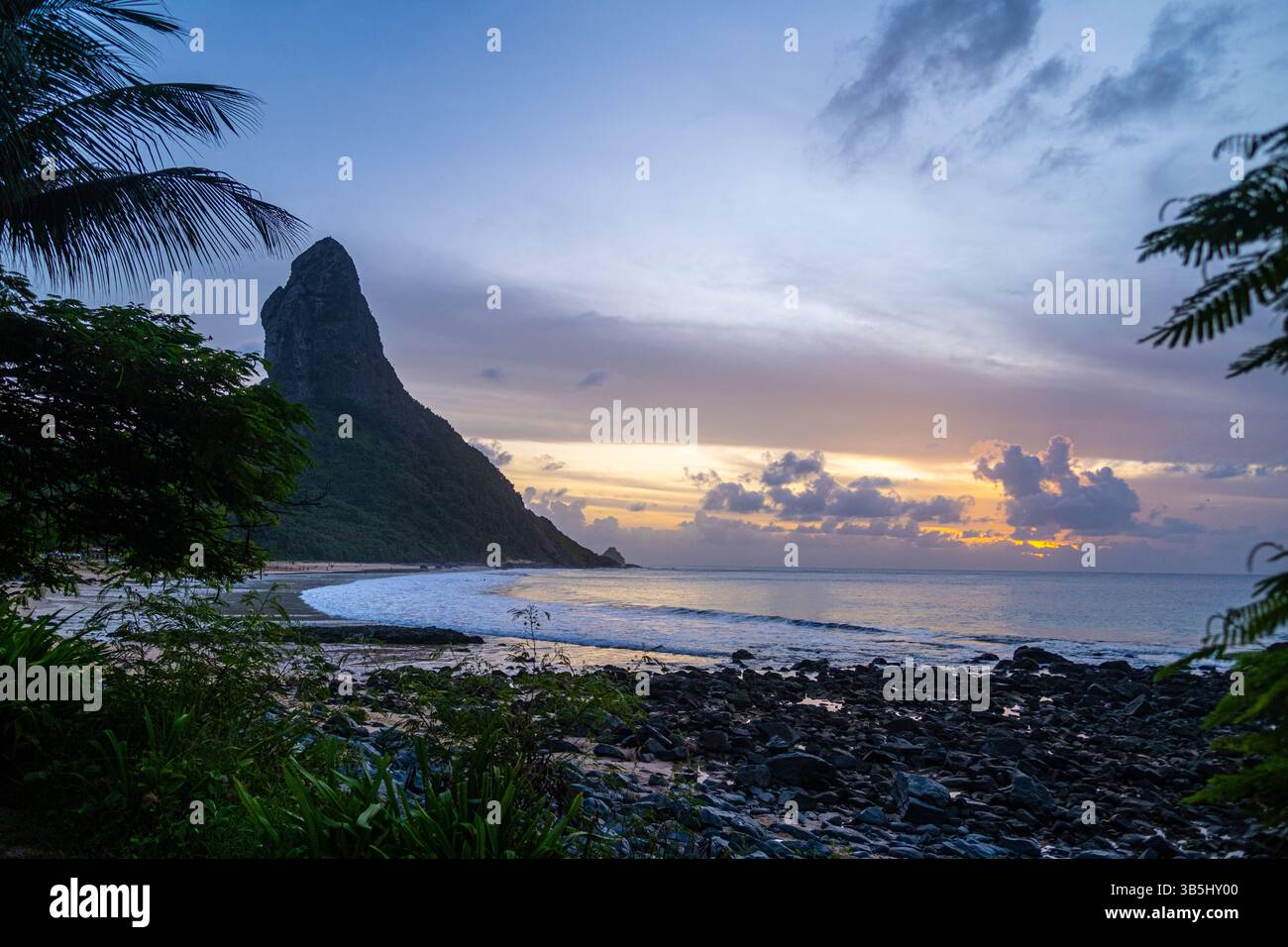 Strand von Praia da Conceição auf der brasilianischen Insel Fernando de Noronha. Stockfoto