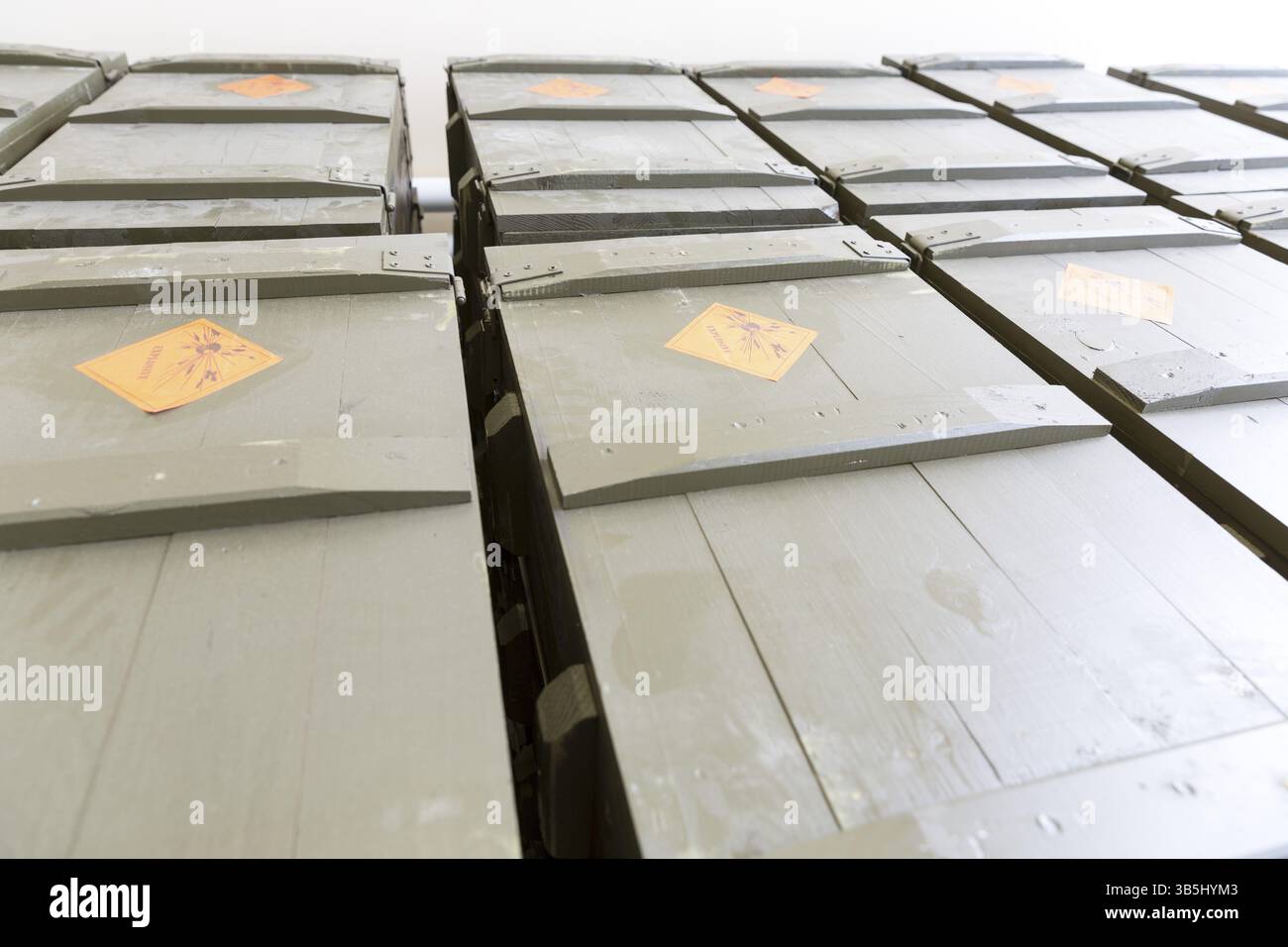 Grüne Boxen mit RPGs in einer der bulgarischen Rüstungsfabriken. In diesem Werk werden Raketengranaten (RPG), RPG-7-Trägerraketen und RPG-Krieg hergestellt und montiert Stockfoto