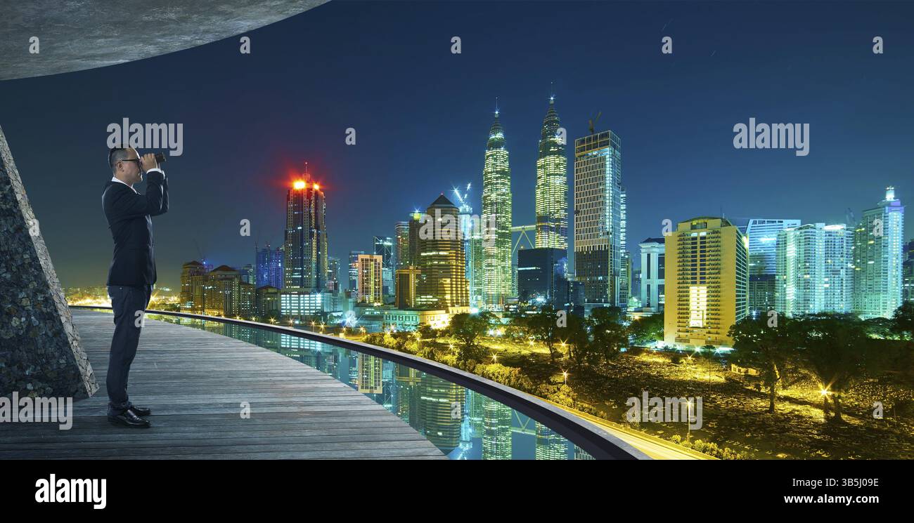 Geschäftsleute nutzen das Teleskop, um die moderne Skyline der Stadt zu beobachten, freuen sich auf die Suche nach einem erfolgreichen Geschäftskonzept Stockfoto