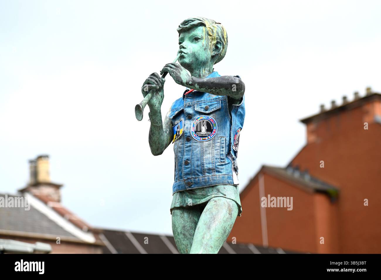Die Skulptur von JM Barrie's Peter Pan trägt eine Jeansjacke in Kirriemuir, während die Stadt Angus sich darauf vorbereitet, Tausende von Rockfans auf das Bonfest International Rock Festival zu begrüßen, das AC/DC-Frontmann Bon Scott feiert, der seine frühen Jahre in der Stadt verbrachte, bevor seine Familie von Schottland nach Australien emigrierte. Foto: Alamy Live News / PJ Parker. Stockfoto