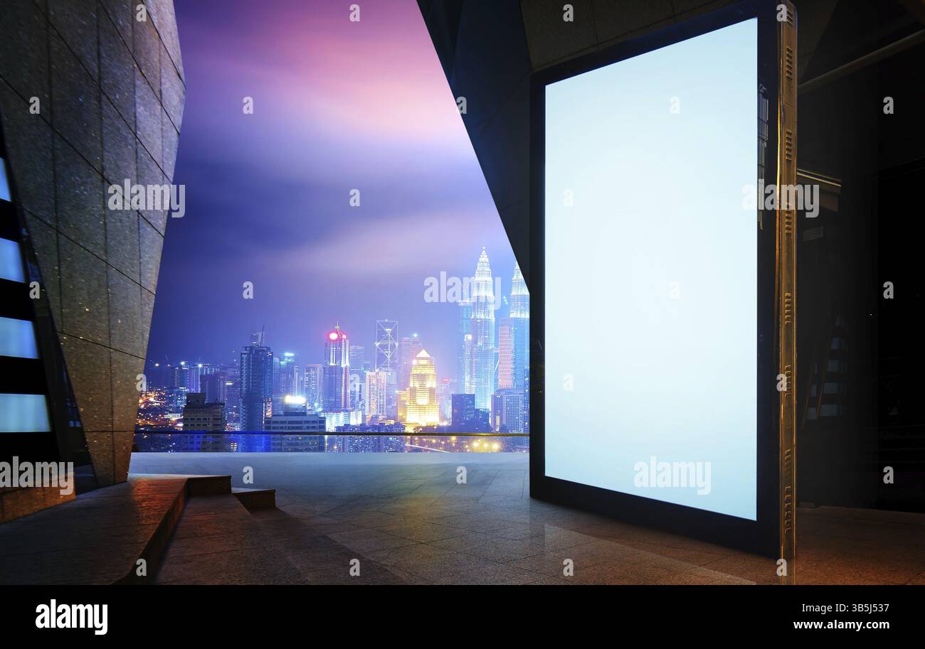 Großer leerer Bildschirm Billboard mit modernem Stadthintergrund Stockfoto