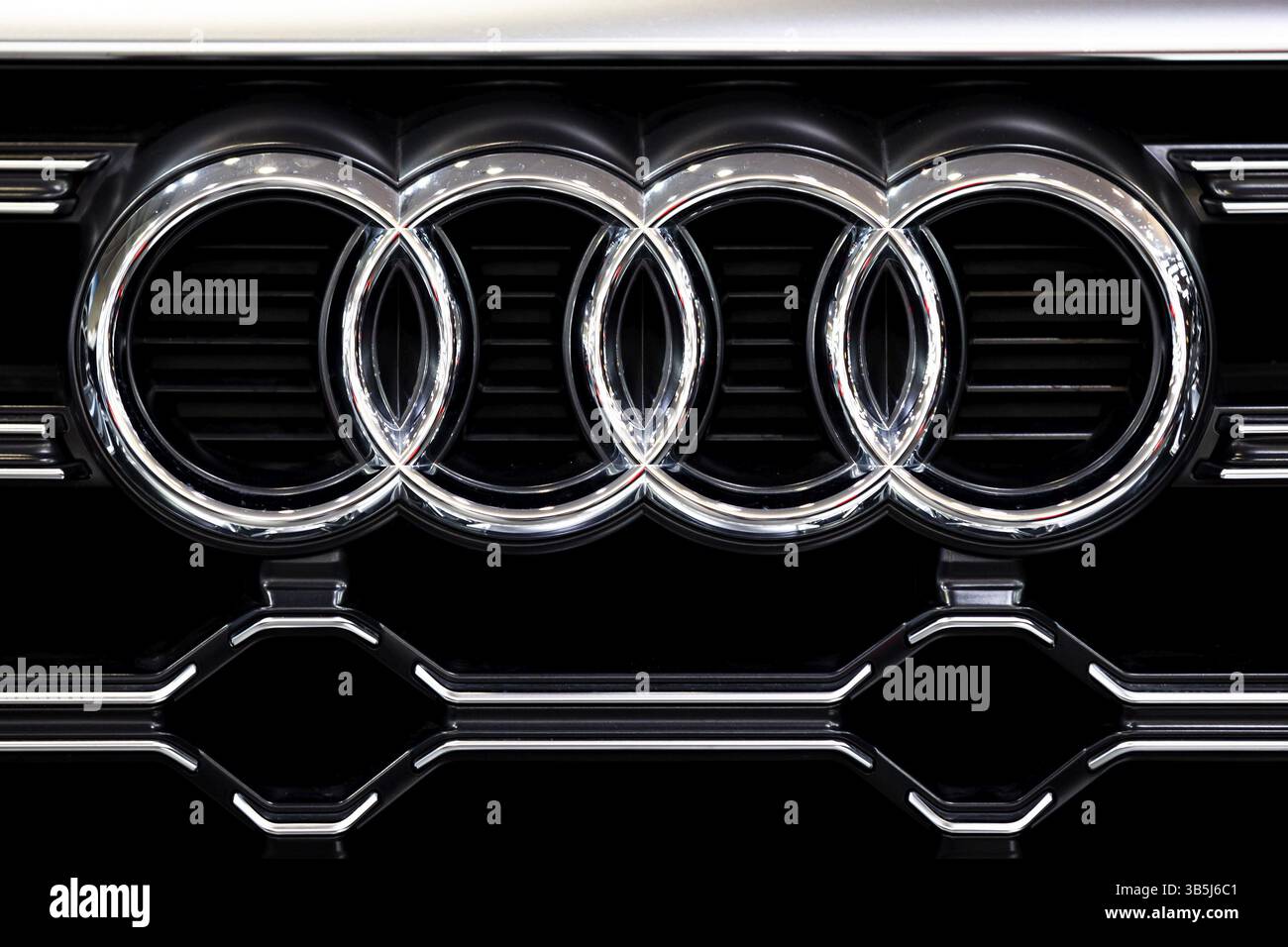 Sofia, Bulgarien - 3. Juni 2022: Nahaufnahme des Audi-Logos auf einem Auto auf dem Sofia Motor Show Stockfoto
