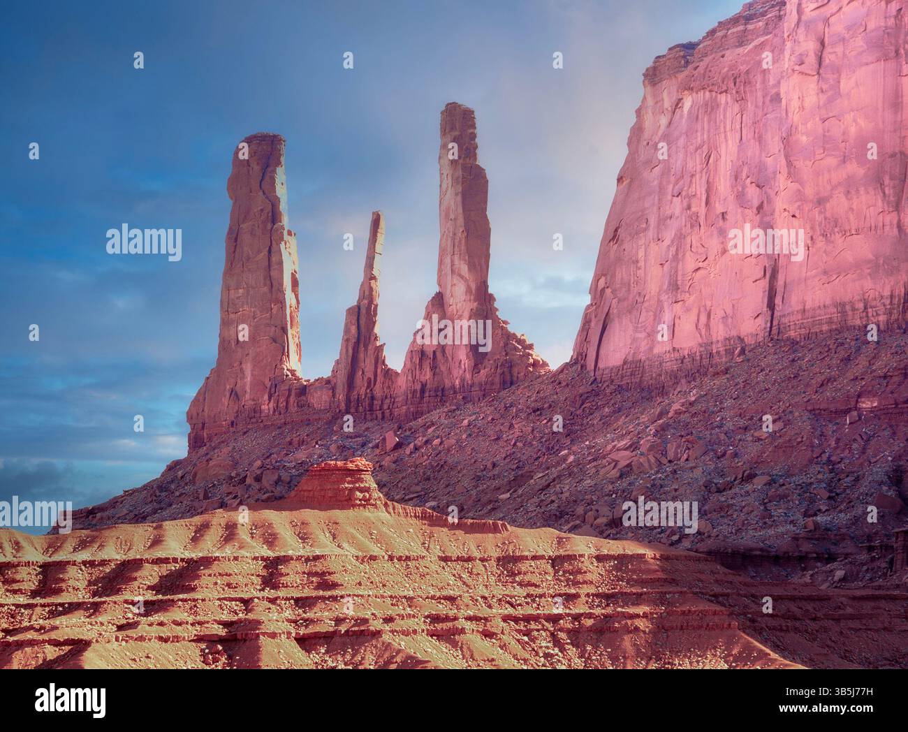 Drei Schwestern Felsformation bei Sonnenaufgang. Monument Valley, Arizona Stockfoto