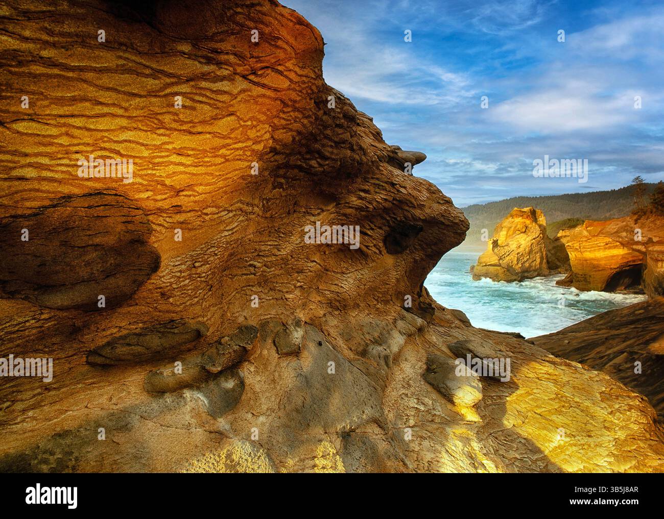 Kap Kiwanda mit farbenfrohen Kieselsteinen. Oregon. Stockfoto