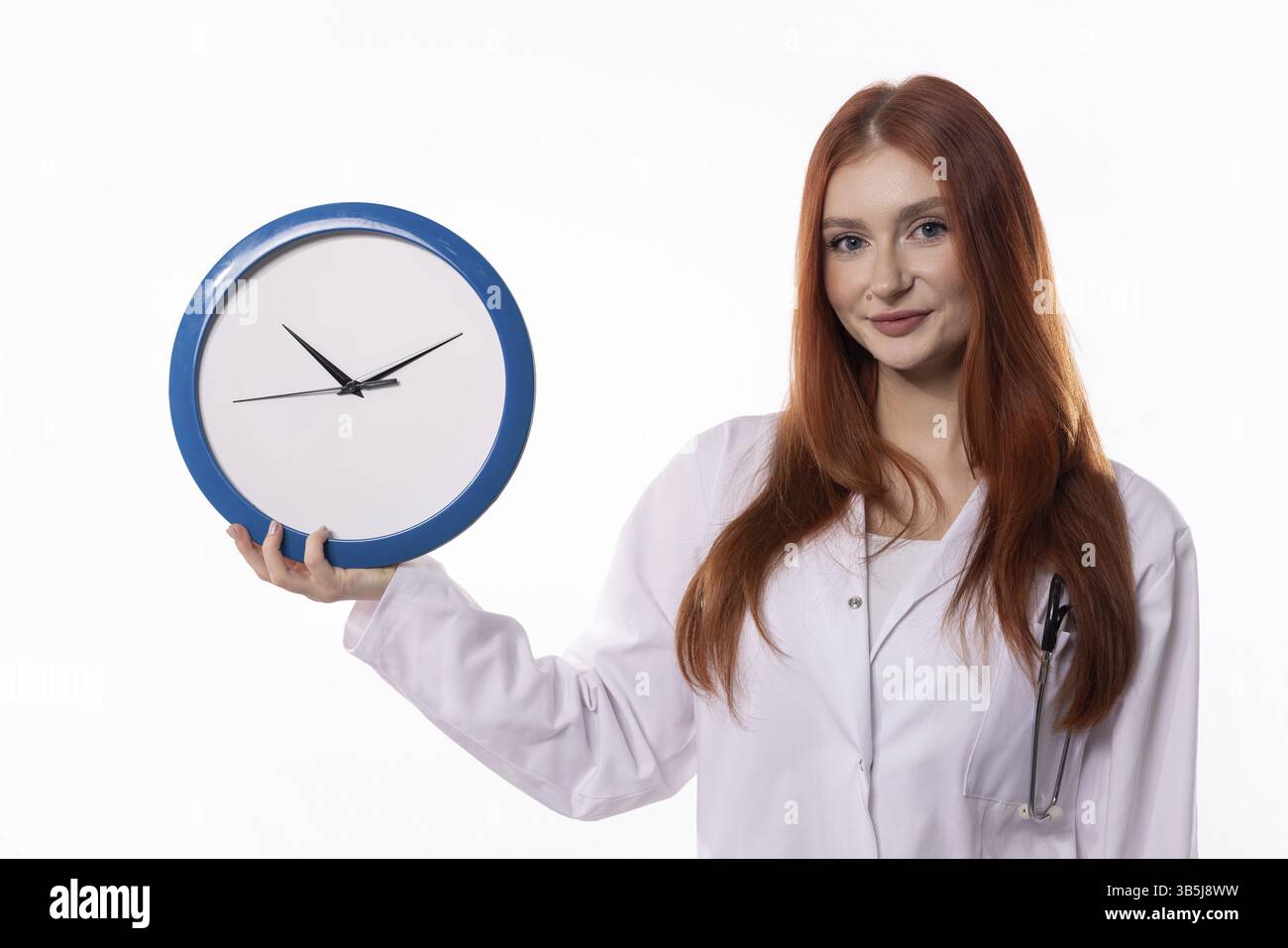 Ein Arzt, der eine Uhr hält, symbolisiert die entscheidende Bedeutung eines effektiven Zeitmanagements in der Gesundheitspraxis Stockfoto