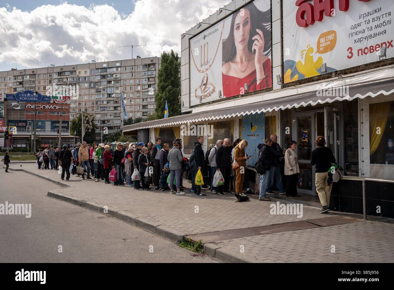 5. September 2022, Charkiw, Ukraine: Menschen, die vom Krieg betroffen sind, stehen am 5. September 2022 in Charkiw in der Ukraine für ein kostenloses Mittagessen in einer von Myrne Nebo betriebenen Einrichtung, was übersetzt „friedlicher Himmel“ bedeutet. Die gemeinnützige Organisation bietet kostenlose Mahlzeiten in der Stadt Charkiw sowie gelieferte Mahlzeiten und unverderbliche Güter für Dörfer nahe der Front des Russland-Ukraine-Krieges in der Region Charkiw an. (Bild: © David Ryder/ZUMA Press Wire) Stockfoto