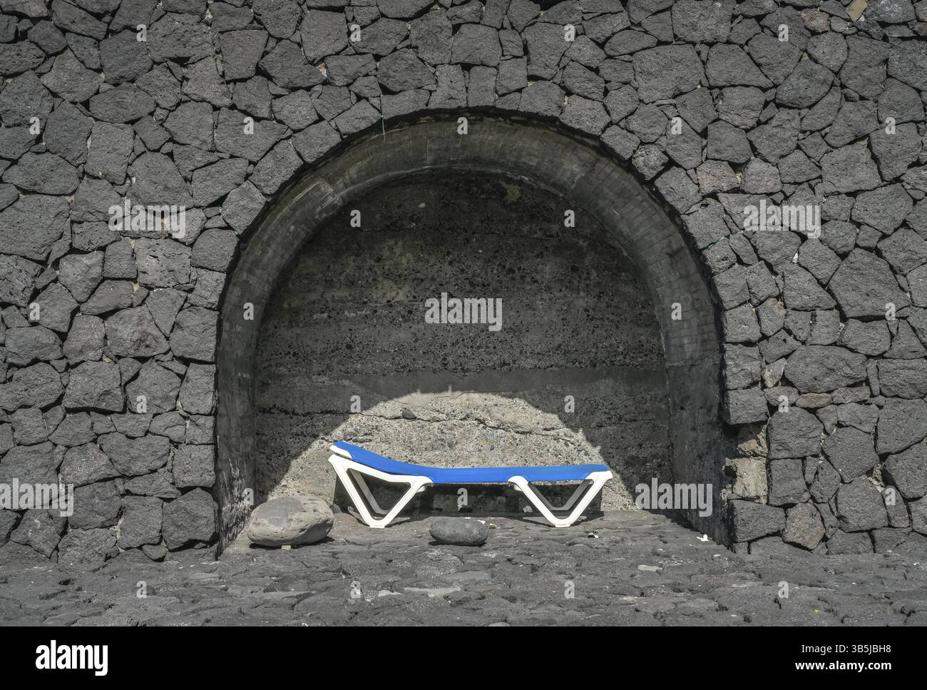 Strandliege sucht Unterschlupf in der Hafenmauer, leeres Bett eines Obdachlosen, Puerto de Tazacorte, La Palma, Spanien, Europa Stockfoto