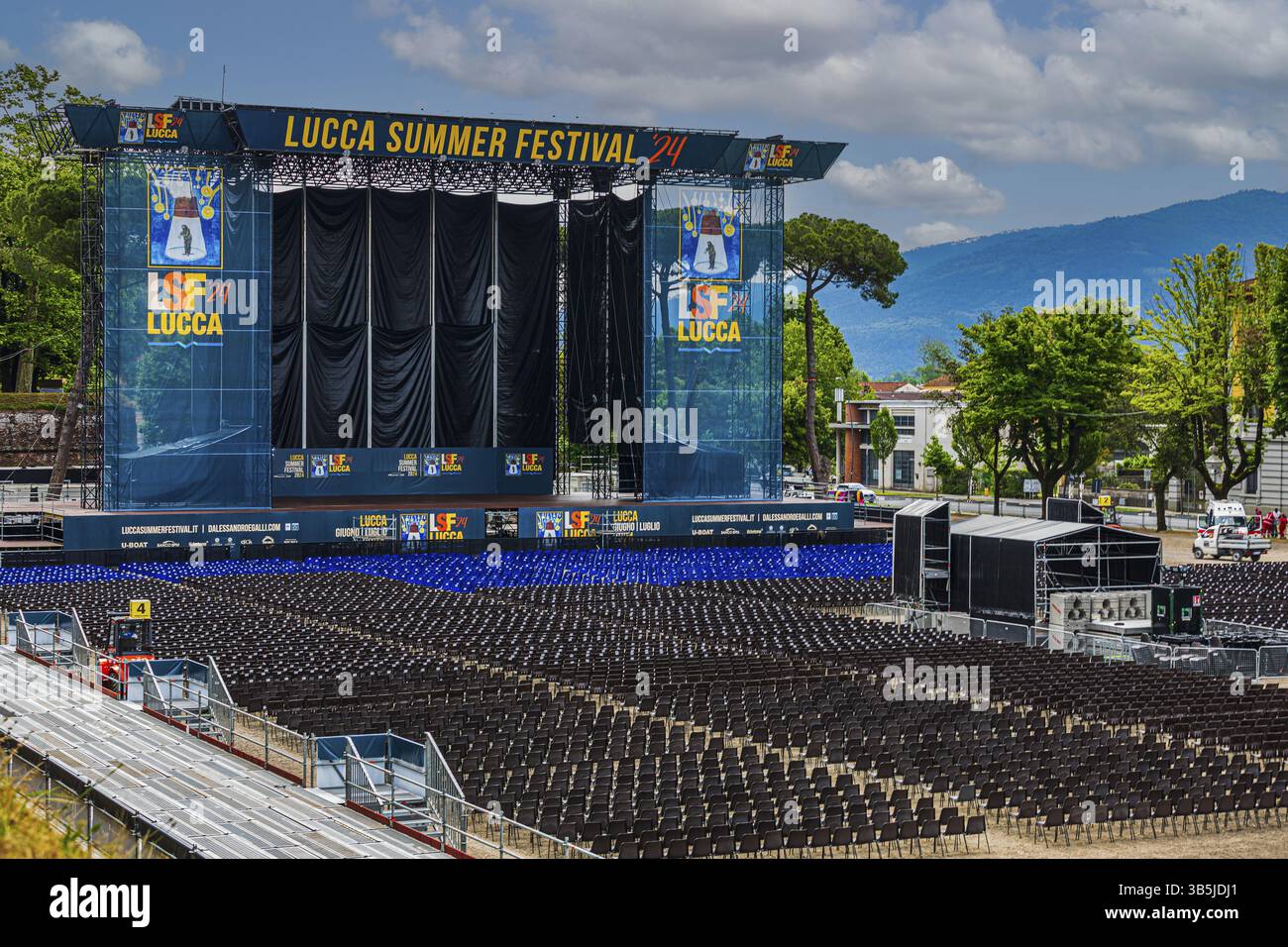 Blaue und schwarze Stühle im Zuschauerbereich, die große Bühne hinten, Sommerfest, Lucca, Toskana, Italien, Europa Stockfoto