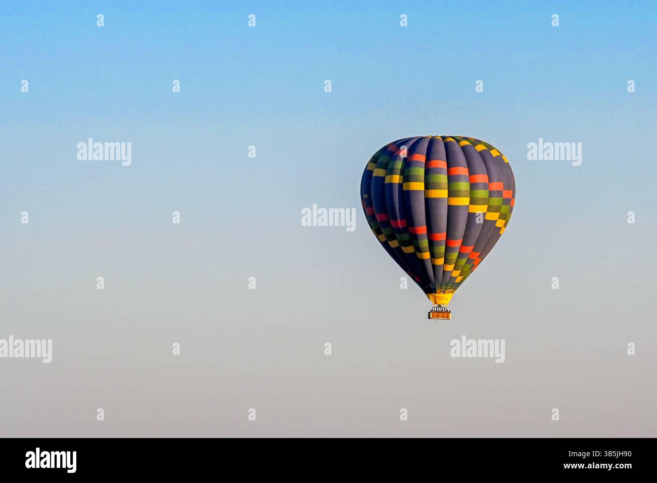 Farbenfroher Heißluftballon, der am Himmel fliegt Stockfoto
