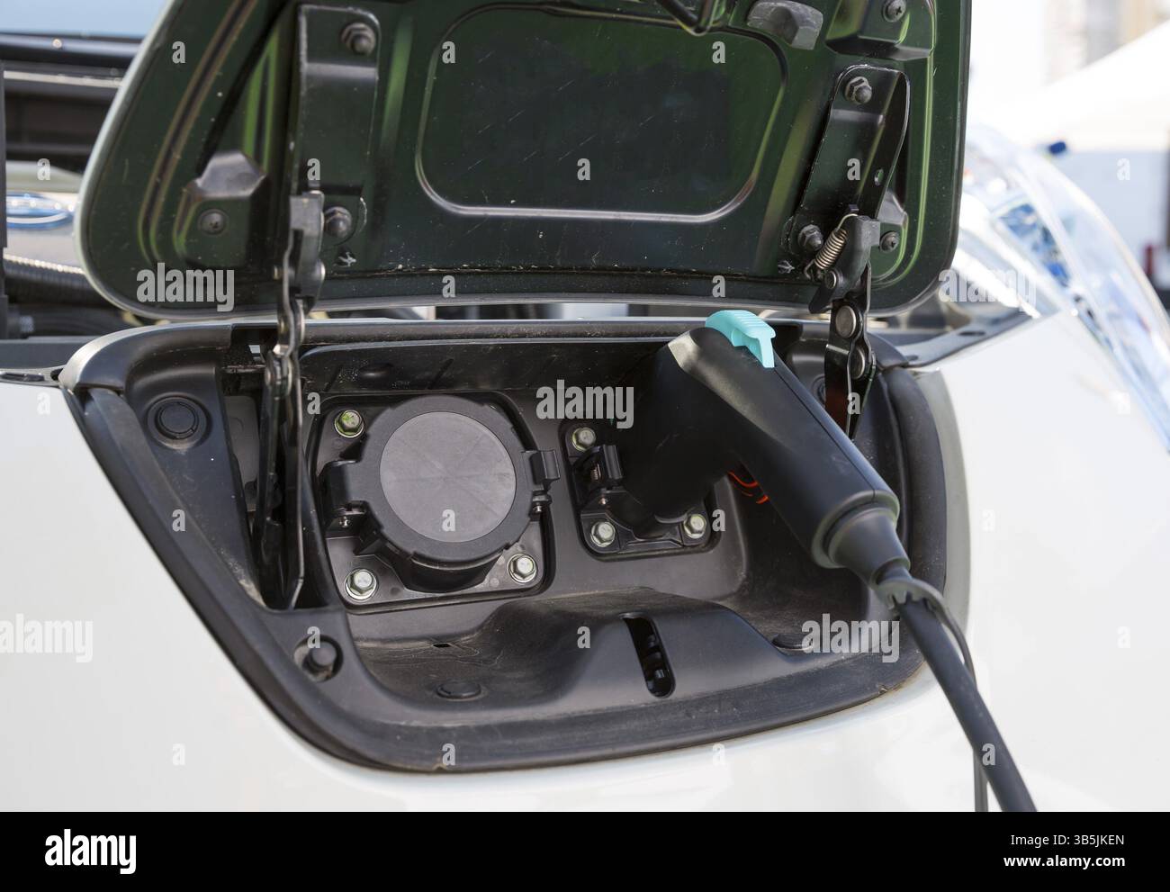 Ladestation für Elektroautos. Elektrofahrzeug Ladestation. Ladegerät gesteckt. Ein Elektroauto ist ein Automobil, das von einem oder mehreren Electri angetrieben wird Stockfoto