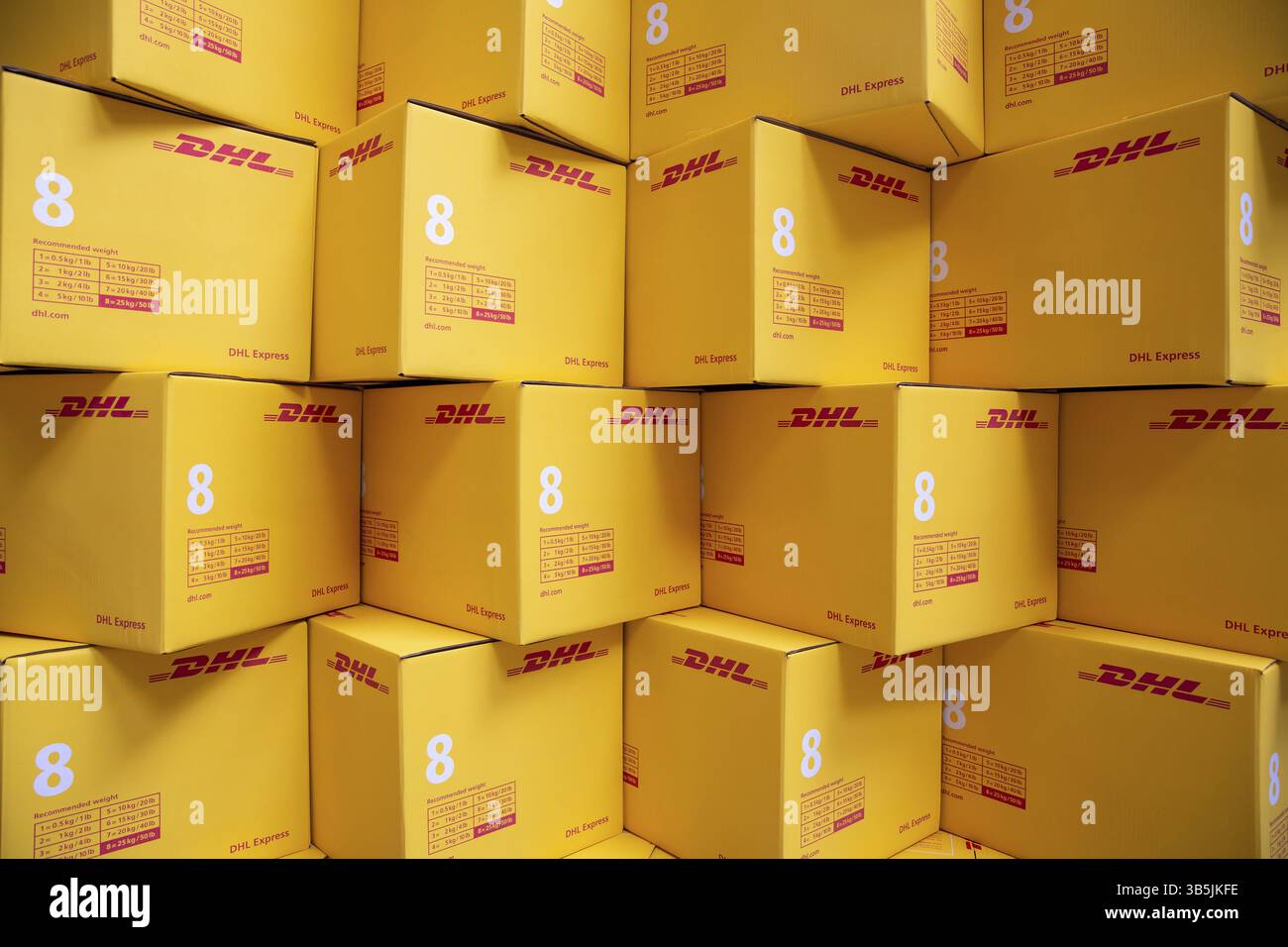 Sofia, Bulgarien - 17. Oktober 2018: Gelbe DHL Express-Pakete werden in einem Lager organisiert gesehen Stockfoto