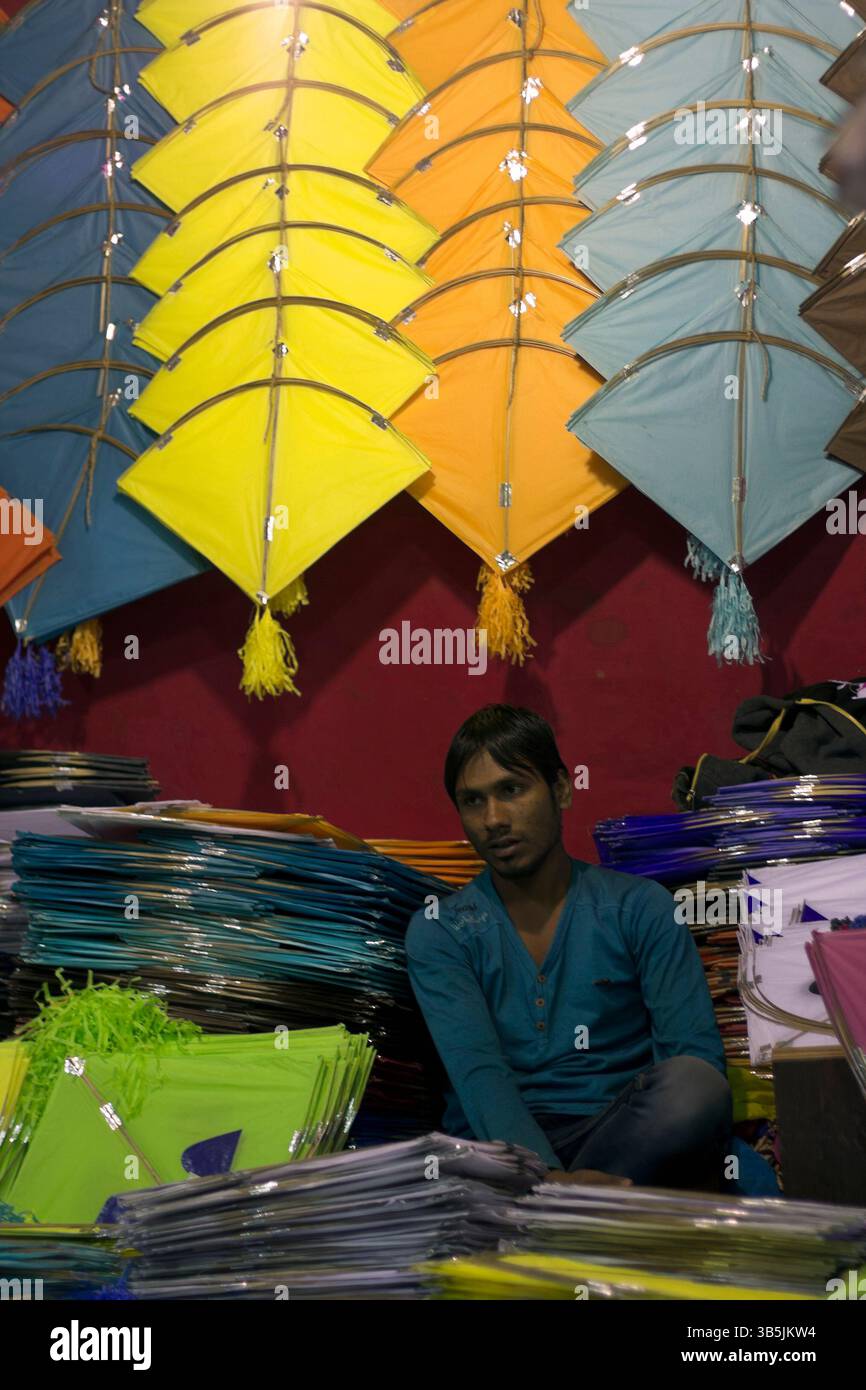 Vadodara, Gujarat / Indien - 12. Januar 2017 : Ein Verkäufer mit Drachen zum Verkauf auf dem Drachenmarkt während der Drachenfesttage. Stockfoto
