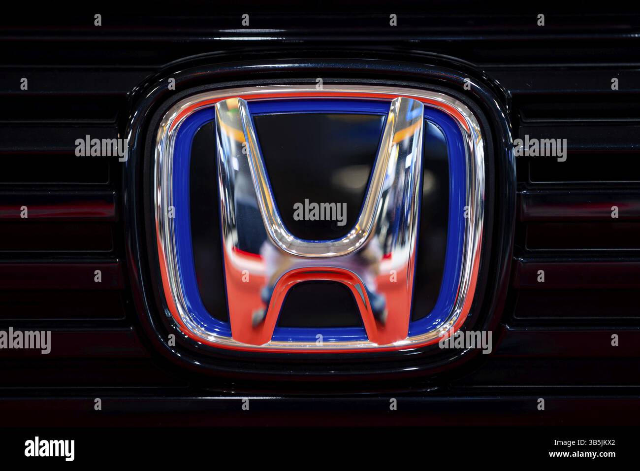 Sofia, Bulgarien - 3. Juni 2022: Nahaufnahme des Honda-Logos auf einem Auto auf der Sofia Motor Show Stockfoto