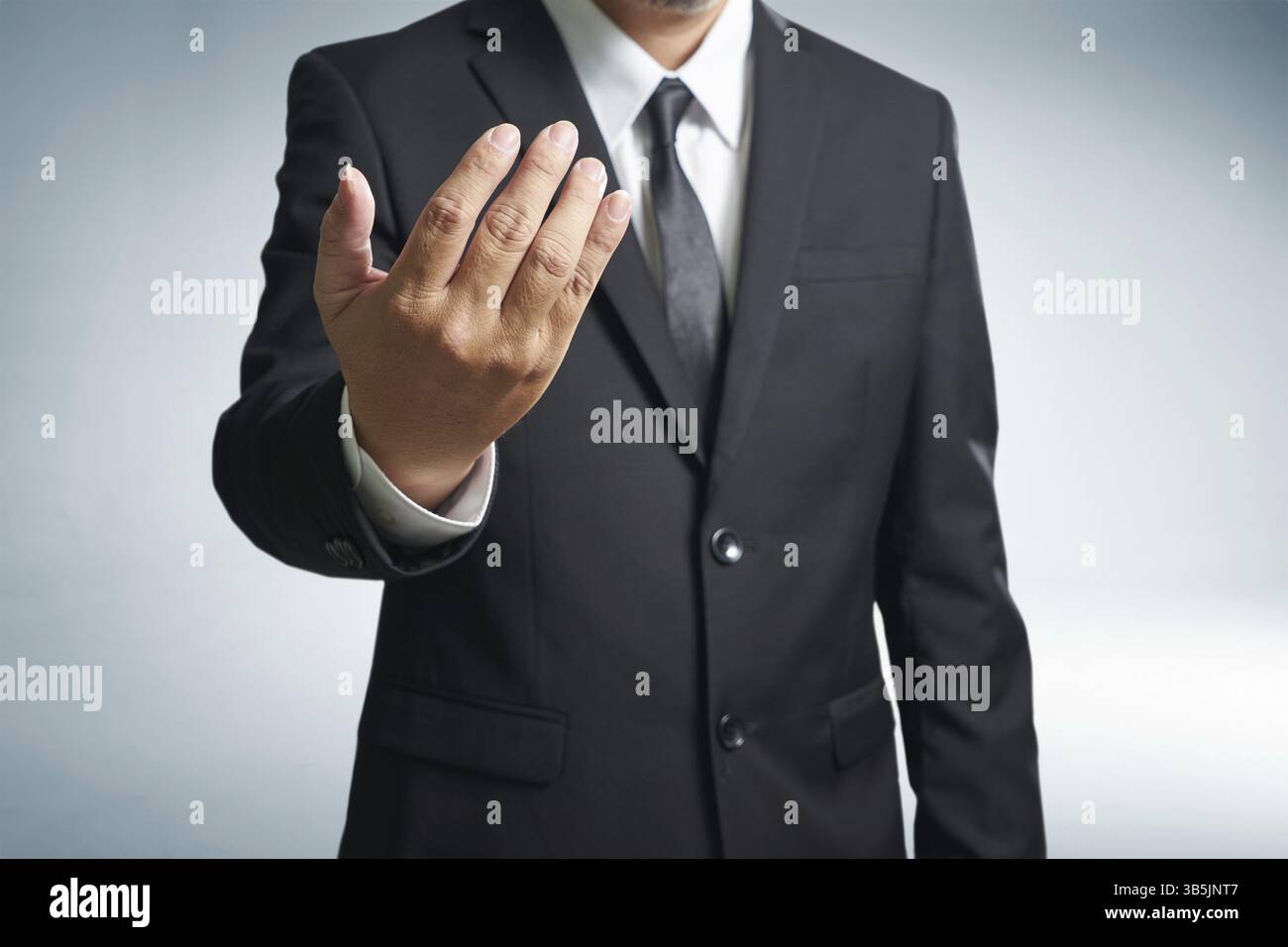 Erfolgreiche Geschäftsleute, die zum Kommen einladen, haben ein Führungskonzept (Geschäftsmann, Coach, Führung) Stockfoto