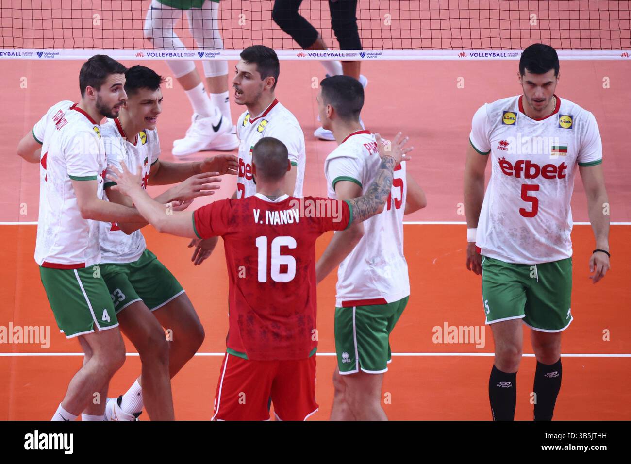 Sofia, Bulgarien - 24. Juni 2022: Das bulgarische Team feiert während eines Gruppenspieles der Volleyball-Weltmeisterschaft zwischen Bulgarien und Au Stockfoto
