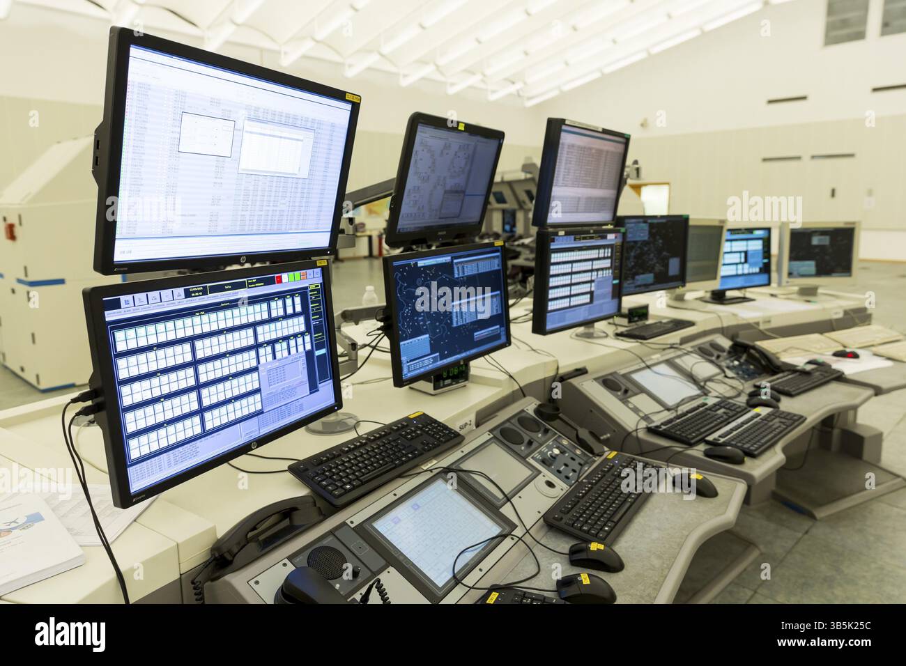 Sofia, Bulgarien - 12. September 2016: Kontrollzentrum der Flugverkehrsbehörde Bullgaria. Keine Personen. Computermonitore Stockfoto