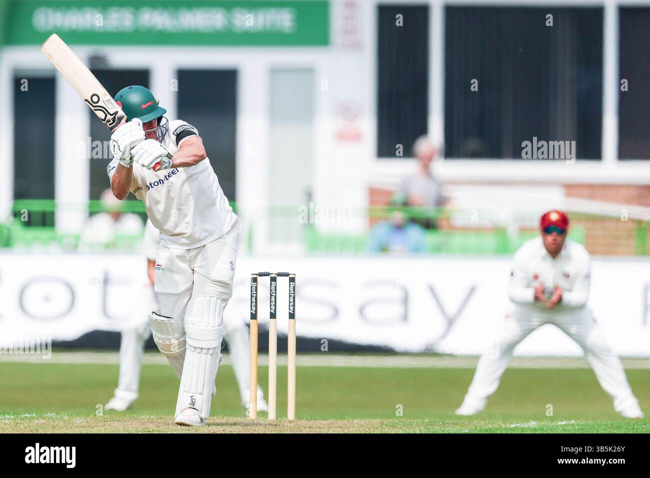 Leicester, Großbritannien. Mai 2025. #7, Ben Cox aus Leicestershire im Kampf mit dem Fledermaus während des Spiels der County Championship Division 2 zwischen Leicestershire CCC und Northamptonshire CCC am 2. Mai 2025 im Uptonsteel County Ground, Leicester, UK. Foto: Stuart Leggett/UK Sports Pics Ltd Nur redaktionelle Verwendung, Lizenz für kommerzielle Nutzung erforderlich. Keine Verwendung bei Wetten, Spielen oder Publikationen eines einzelnen Clubs/einer Liga/eines Spielers. Quelle: UK Sports Pics Ltd/Alamy Live News Stockfoto