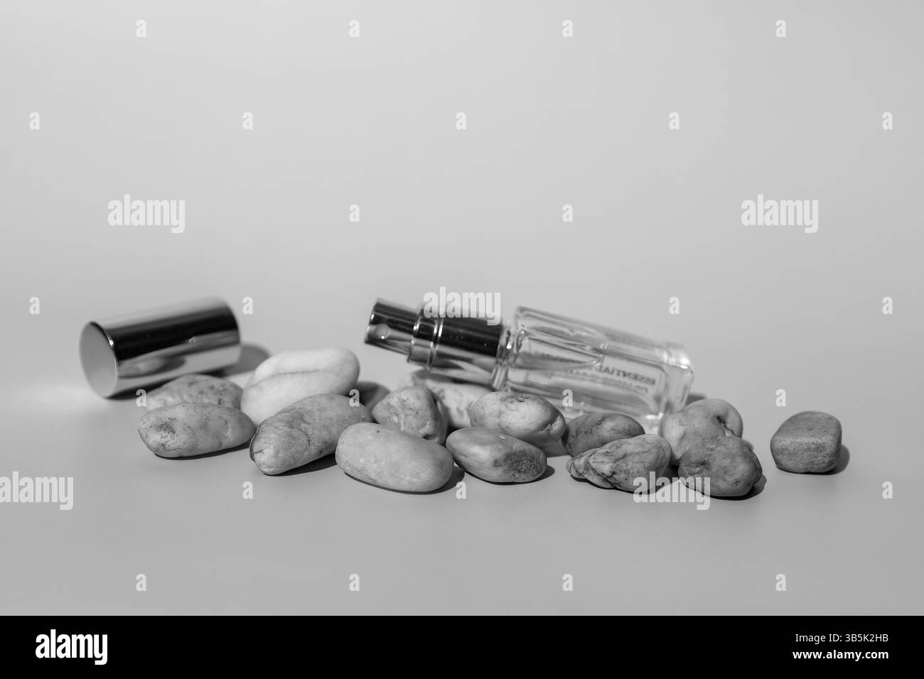 Parfumaroma auf farbigem Hintergrund, Objektfotografie Stockfoto