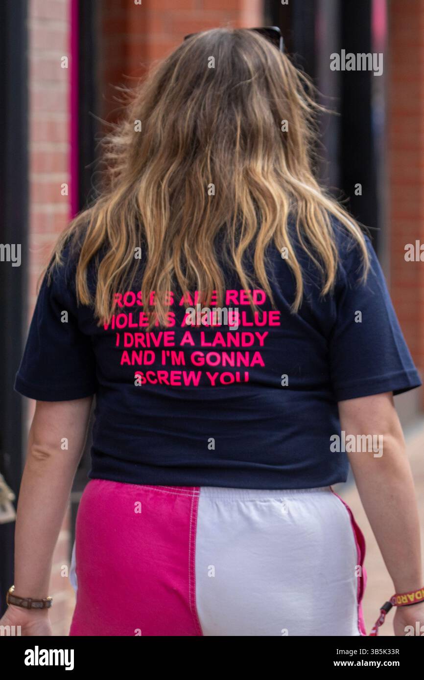 Blackpool Lancashire. 02. Mai 2025 Teenager in trendigen, lustigen T-Shirts, beleidigenden T-Shirts, unangemessenen Hemden und bunter Kleidung, mit unhöflichen Slogans und Text an der Strandpromenade. NFYFC Annual Convention in Blackpool, bei der sich mehr als 5000 Bauern aus ganz England und Wales versammeln, um Teil einer der größten ländlichen Jugendveranstaltungen zu feiern. Credit MediaWorldImages/AlamyLiveNews Stockfoto