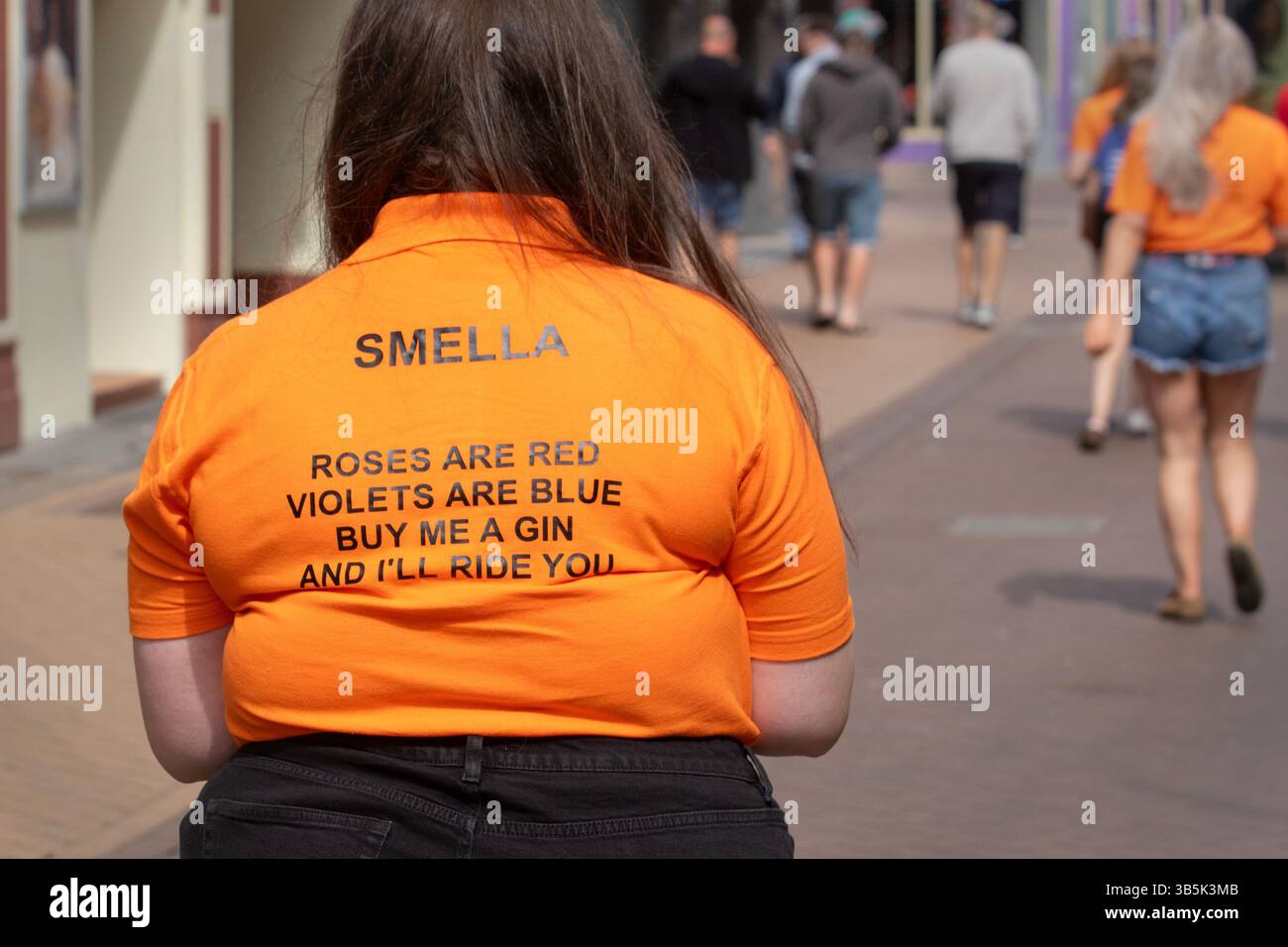 Blackpool Lancashire. 02. Mai 2025 Teenager in trendigen, lustigen T-Shirts, beleidigenden T-Shirts, unangemessenen Hemden und bunter Kleidung, mit unhöflichen Slogans und Text an der Strandpromenade. NFYFC Annual Convention in Blackpool, bei der sich mehr als 5000 Bauern aus ganz England und Wales versammeln, um Teil einer der größten ländlichen Jugendveranstaltungen zu feiern. Credit MediaWorldImages/AlamyLiveNews Stockfoto