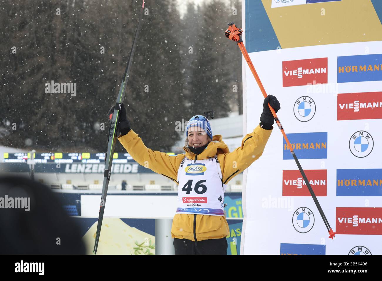Franziska Preuss (SC Haag) bei der Preisverleihung bei der IBU Biathlon Weltmeisterschaft Lenzerheide 2025, Lenzerheide, Schweiz / SUI / CH Stockfoto