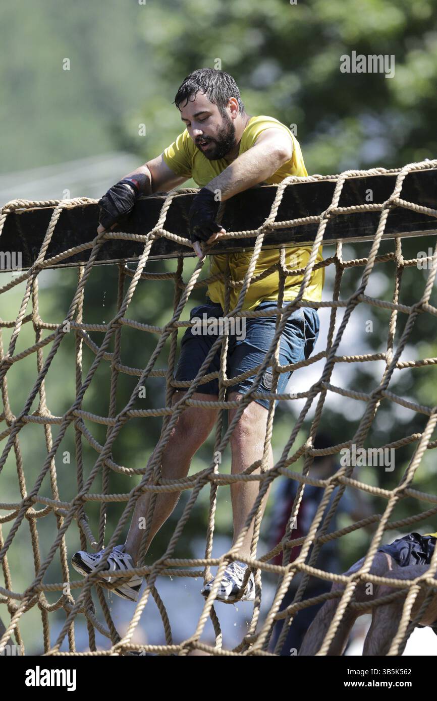 Sofia, Bulgarien - 9. Juli 2016: Ein Teilnehmer klettert beim Legion Run Extremsport Challenge in der Nähe von Sofia. Das Sportereignis ist Schlamm und Hindernis c Stockfoto