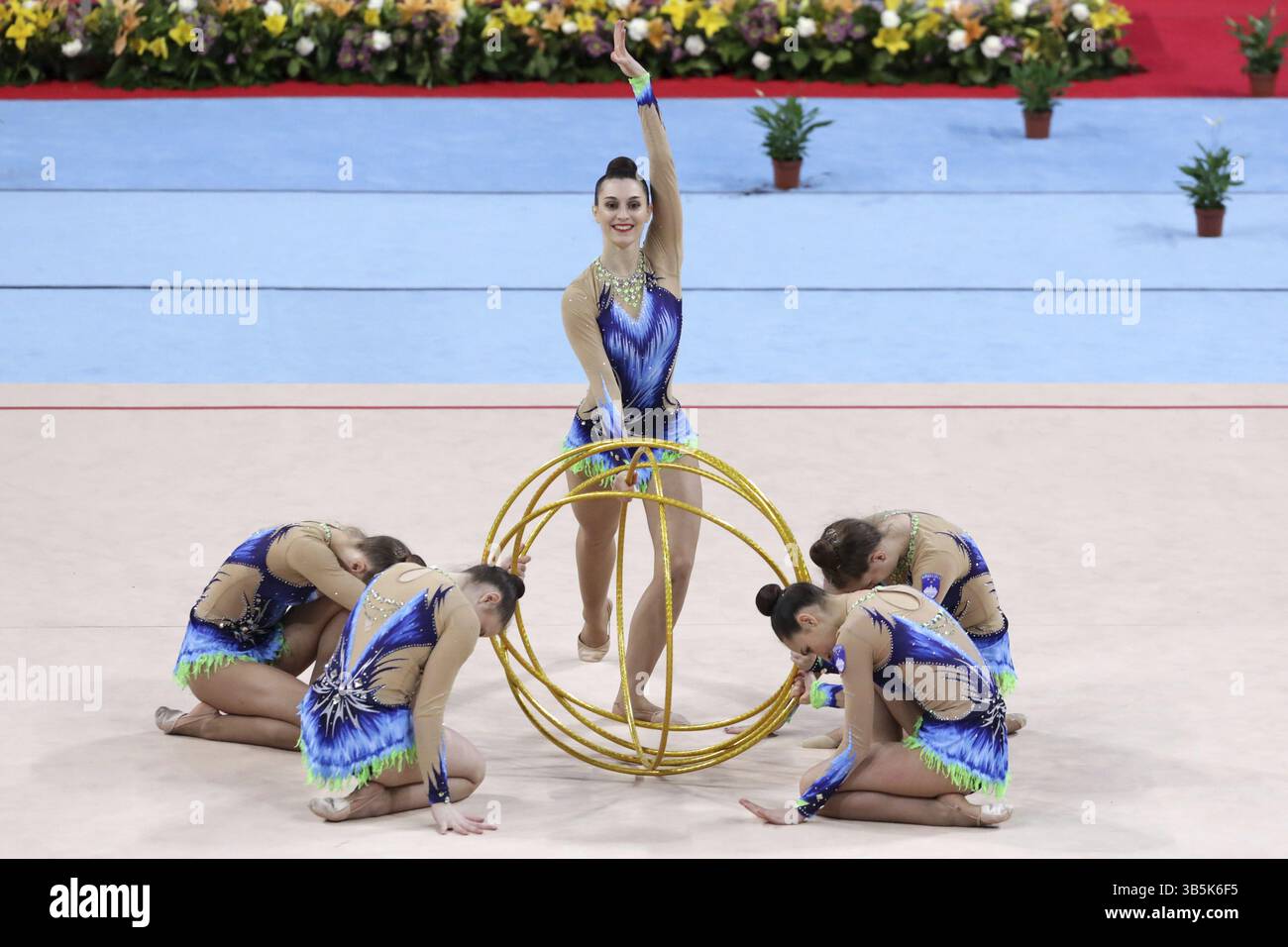 Sofia, Bulgarien - 30. März 2018: Das slowenische Team tritt bei der Rhythmic Gymnastics World Cup Sofia 2018 mit Basketball auf. Gruppenturnier Stockfoto