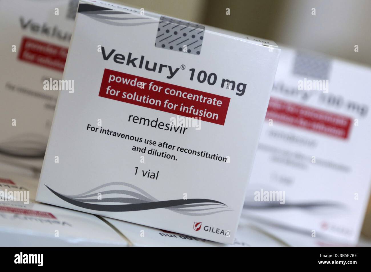 Sofia, Bulgarien - 29. Oktober, 2020: Veklury Remdesivir Medikamentenpackungen für die Behandlung von COVID-19 werden in Kartons gesehen, bevor sie an Krankenhäuser in BU geschickt werden Stockfoto