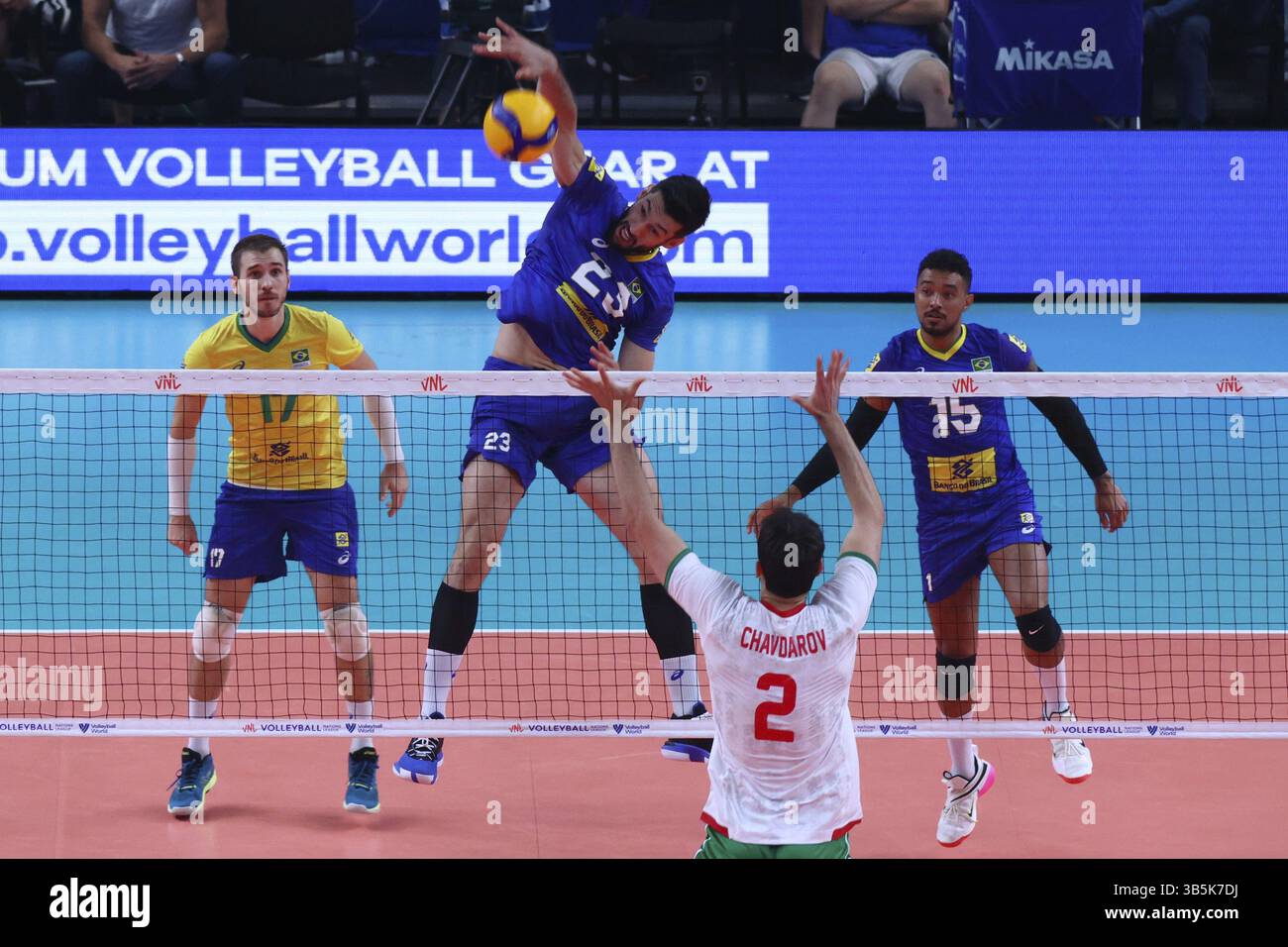 Sofia, Bulgarien - 4. Juli 2022: Bulgarische und brasilianische Teams werden während eines Gruppenspiels der Volleyball-Weltmeisterschaft in Aktion gesehen Stockfoto