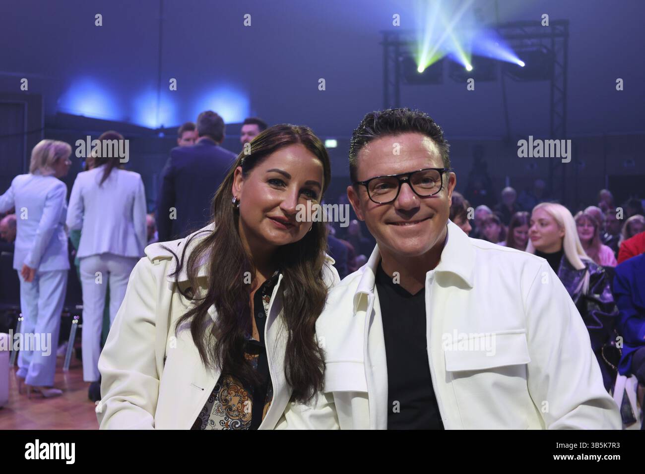 Eva Luginger (Partnerin Stefan Mross) und Stefan Mross (Sängerin/Moderatorin/Entertainerin) im Europapark Rust bei der Jubiläumspressekonferenz 50 Jahre Stockfoto Eva Luginger (Partnerin Stefan Mross) und Stefan Mross (Sängerin/Moderatorin/Entertainerin) im Europapark Rust bei der Jubiläumspressekonferenz 50 Jahre Stockfoto