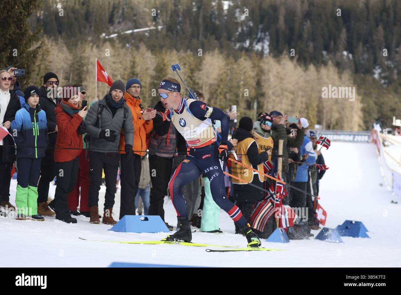 Der neue Weltmeister Johannes Thingnes Boe Norwegen dreht die Kurve und übertrifft die Fans bei der IBU Biathlon Weltmeisterschaft Lenzerheide 2025, Len Stockfoto