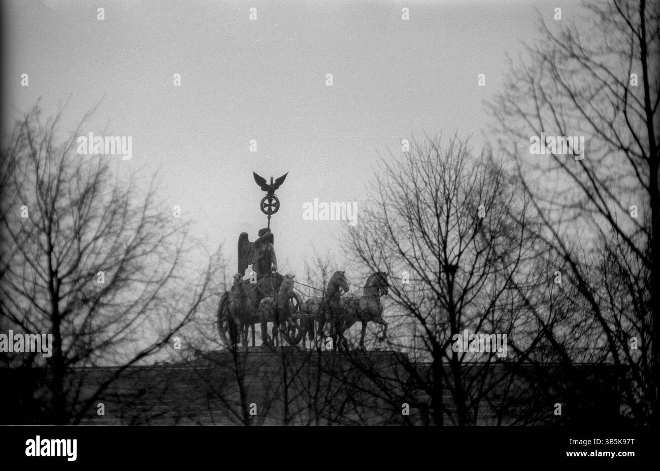 Deutschland, Berlin, 04.04.1992, Quadriga am Brandenburger Tor, heute steht vor diesem Ort das wieder aufgebaute Hotel Adlon, Europa Stockfoto