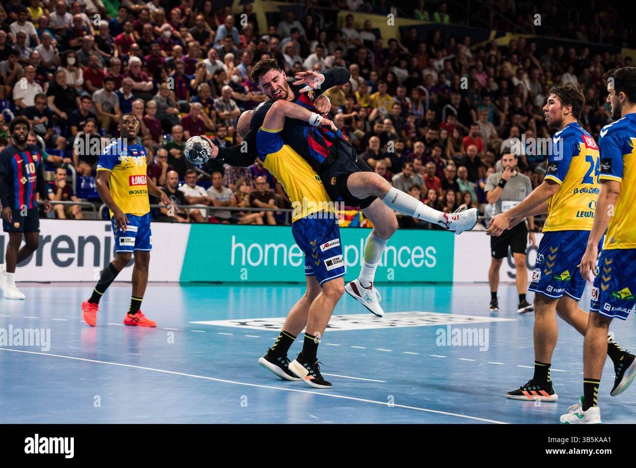 22. September 2022, Barcelona, Spanien: Ludovic Fabregas vom FC Barcelona kämpft am 22. September 2022 im Palau Blaugrana in Barcelona um den Ball mit Artsem Karalek von Lomza Industria Kielce. (Foto: © Javier Borrego/AFP7 via ZUMA Press Wire) Stockfoto