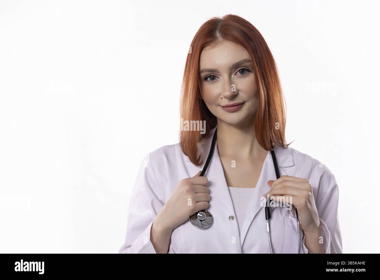 Eine selbstbewusste Ärztin posiert selbstbewusst mit ihrem Stethoskop und ist darauf vorbereitet, Patienten in Not zu helfen Stockfoto