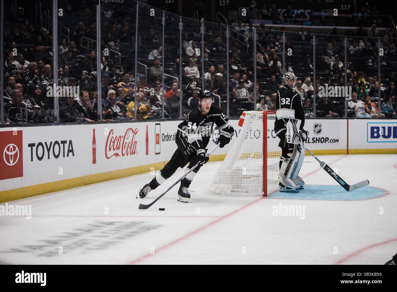 23. April 2022, Los Angeles, Kalifornien, USA: BRANDT CLARKE übergibt den Puck, während Torwart JONATHAN QUICK von den Los Angeles Kings der NHL beim Spielen der Anaheim Ducks in der Crypto.com Arena zusieht. (Bild: © Alex Cave/ZUMA Press Wire) Stockfoto
