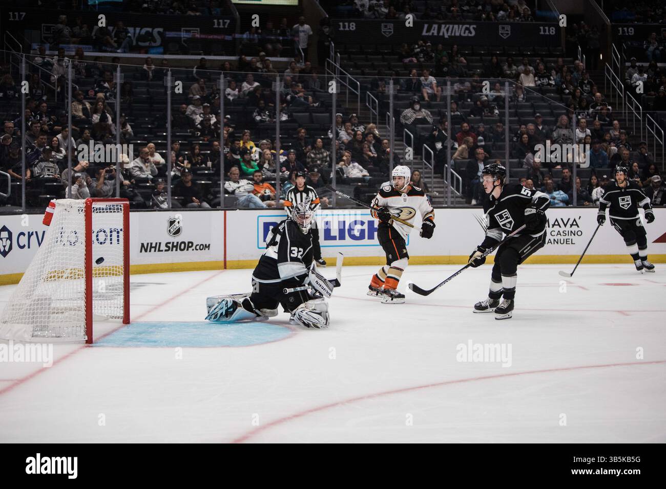 23. April 2022, Los Angeles, Kalifornien, USA: BRANDT CLARKE von den Los Angeles Kings Rennen nach dem Puck, nachdem er mit Torwart JONATHAN QUICK im Netz gegen die Anaheim Ducks der NHL in der Crypto.com Arena vom Torposten abprallte. (Bild: © Alex Cave/ZUMA Press Wire) Stockfoto