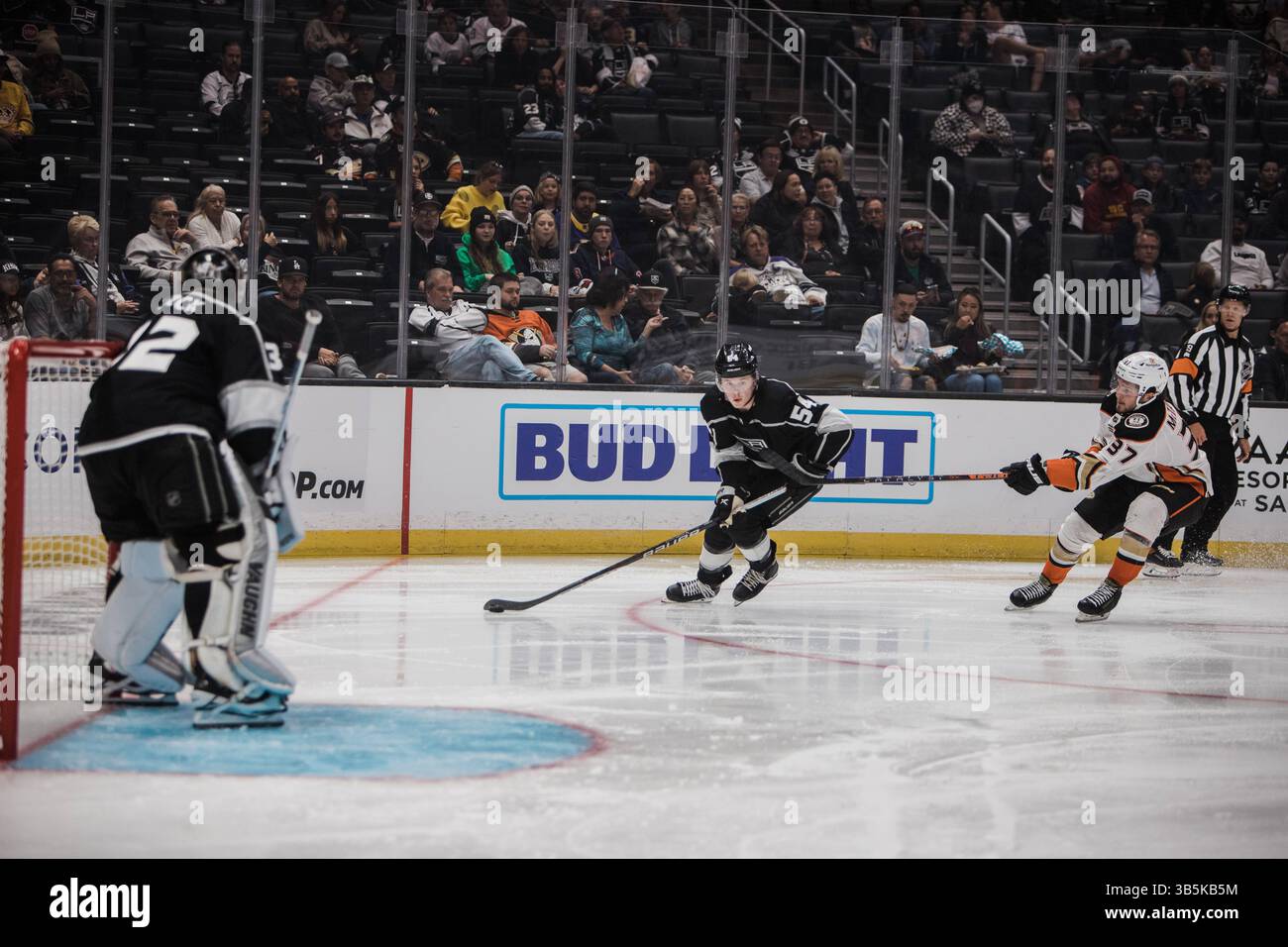 23. April 2022, Los Angeles, Kalifornien, USA: BRANDT CLARKE von den Los Angeles Kings hält den Puck von MASON MCTAVISH von den Anaheim Ducks der NHL in der Crypto.com Arena fern. (Bild: © Alex Cave/ZUMA Press Wire) Stockfoto