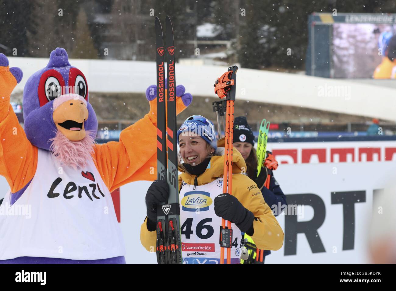 Franziska Preuss (SC Haag) bei der Preisverleihung bei der IBU Biathlon Weltmeisterschaft Lenzerheide 2025, Lenzerheide, Schweiz / SUI / CH Stockfoto