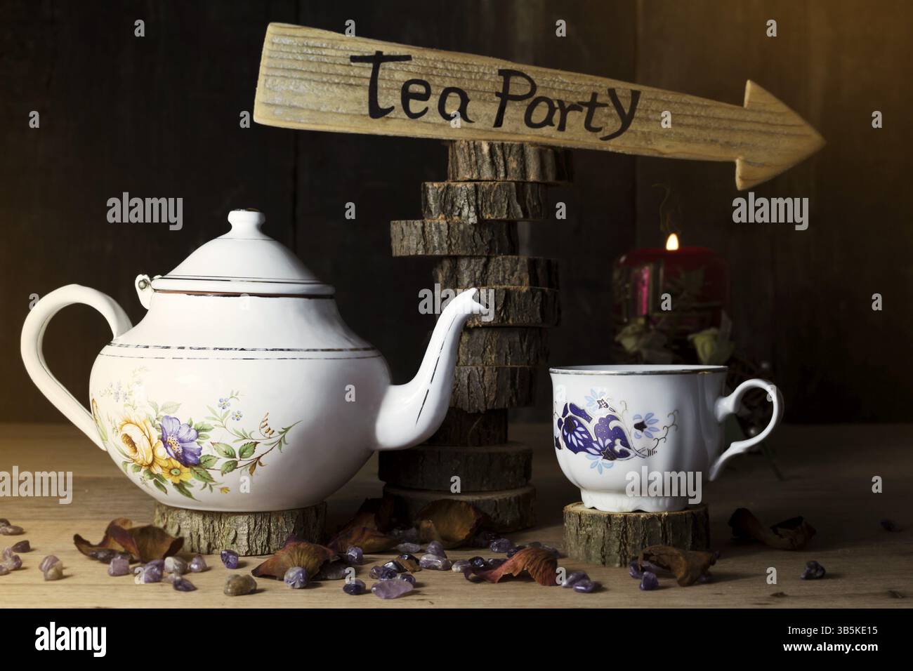Tea Party. Tasse Kaffee und Teekanne Auf Holztisch mit Pfeil im Hintergrund Stockfoto
