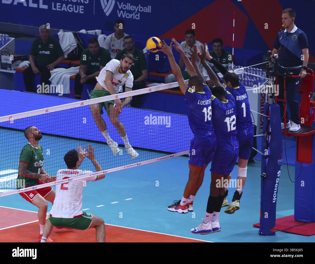 Sofia, Bulgarien - 4. Juli 2022: Bulgarische und brasilianische Teams werden während eines Gruppenspiels der Volleyball-Weltmeisterschaft in Aktion gesehen Stockfoto