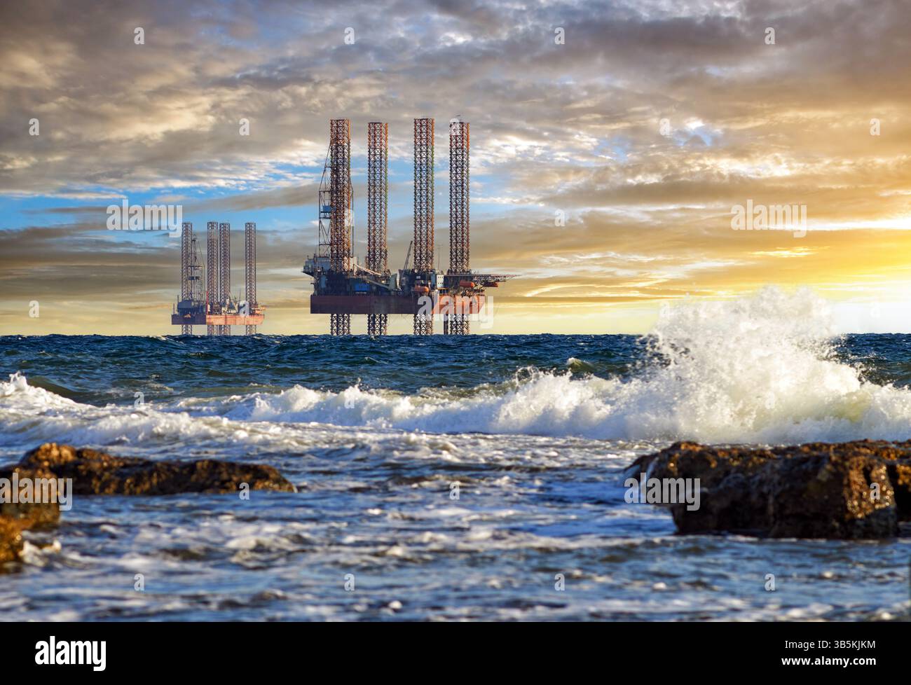 Ukrainische Erdgasbohranlagen produzieren vor dem Krieg von 2014-2022 Gas auf dem Schelfeige des Schwarzen Meeres in der westlichen Krim. Bohrplattformen im Meer. Krim, Ukra Stockfoto