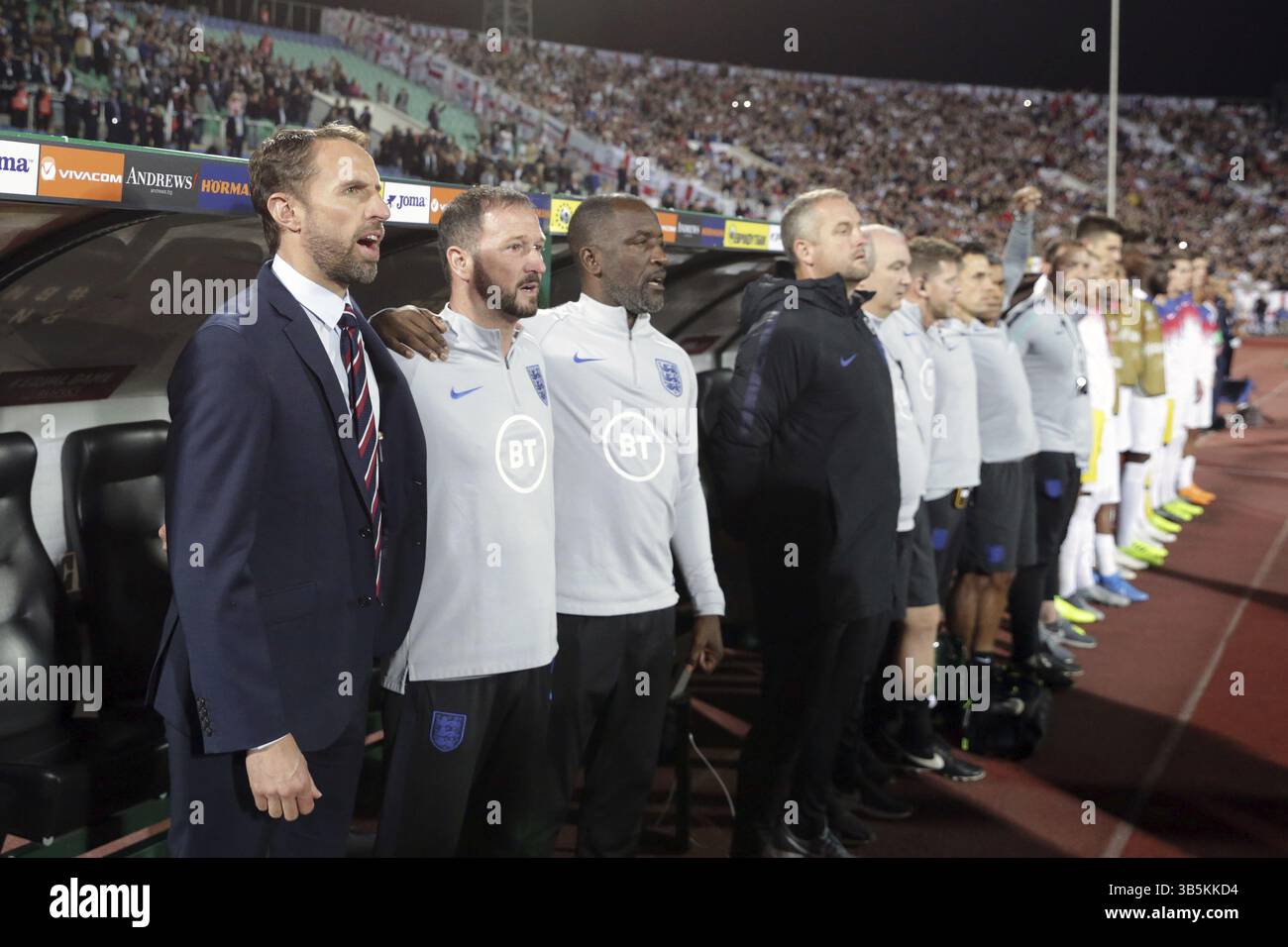Sofia, Bulgarien - 14. Oktober 2019: Englands Trainer Gareth Southgate (L) wird vor dem Spiel Bulgarien gegen England in der Europameisterschaft 2020 gesehen Stockfoto