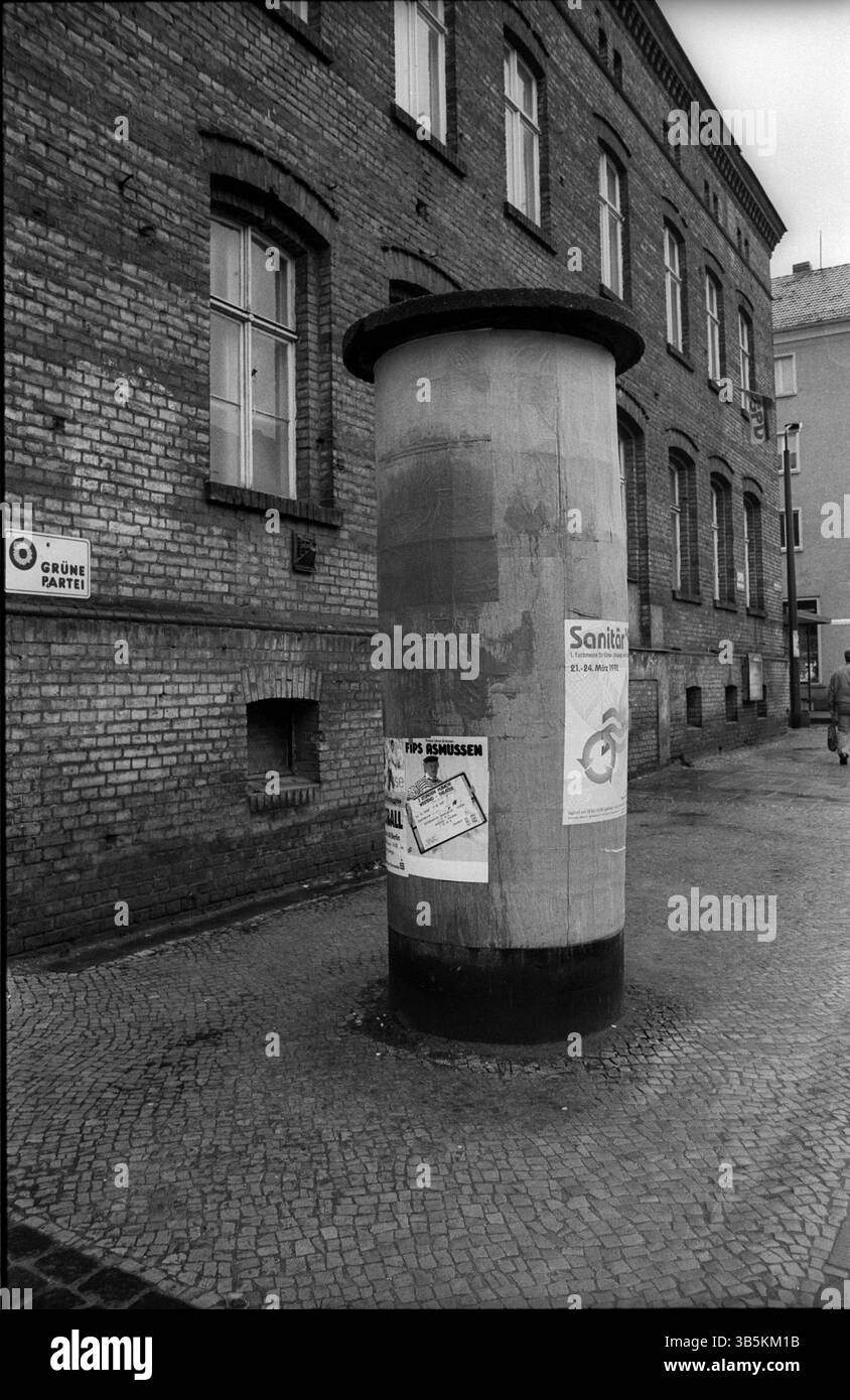 Deutschland, Eberswalde, 25.03.1992, Werbesäule, Plakate, Sanitär, Grüne Partei, Europa Stockfoto