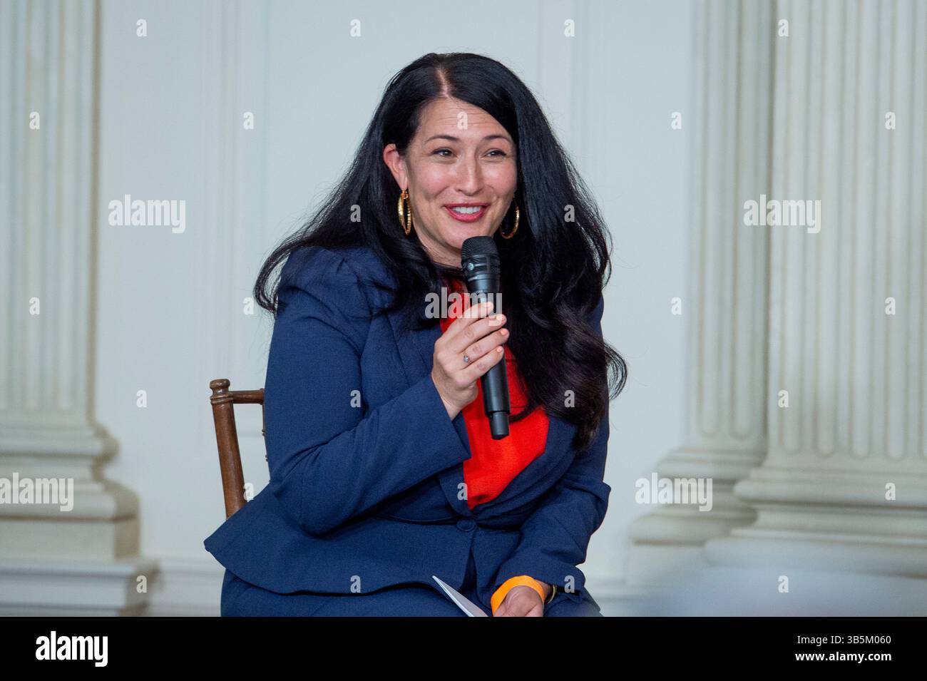 27. September 2022, Washington, District of Columbia, USA: ADA LimÃ³n, 24th Poet Laureate of the United States hält Anmerkungen, während First Lady Dr. Jill Biden das Class of 2022 National Student Poets Program für eine kurze Lyrikvorlesung begrüßen und vorstellen, moderiert von , im State Dining Room im Weißen Haus in Washington, DC, Dienstag, 27. September 2022. Seit seiner Gründung im Jahr 2012 stellt das National Student Poets Program die wesentliche Rolle des Schreibens und der Künste für den akademischen und persönlichen Erfolg von Gemeinden im ganzen Land vor und würdigt jährlich weiter Stockfoto