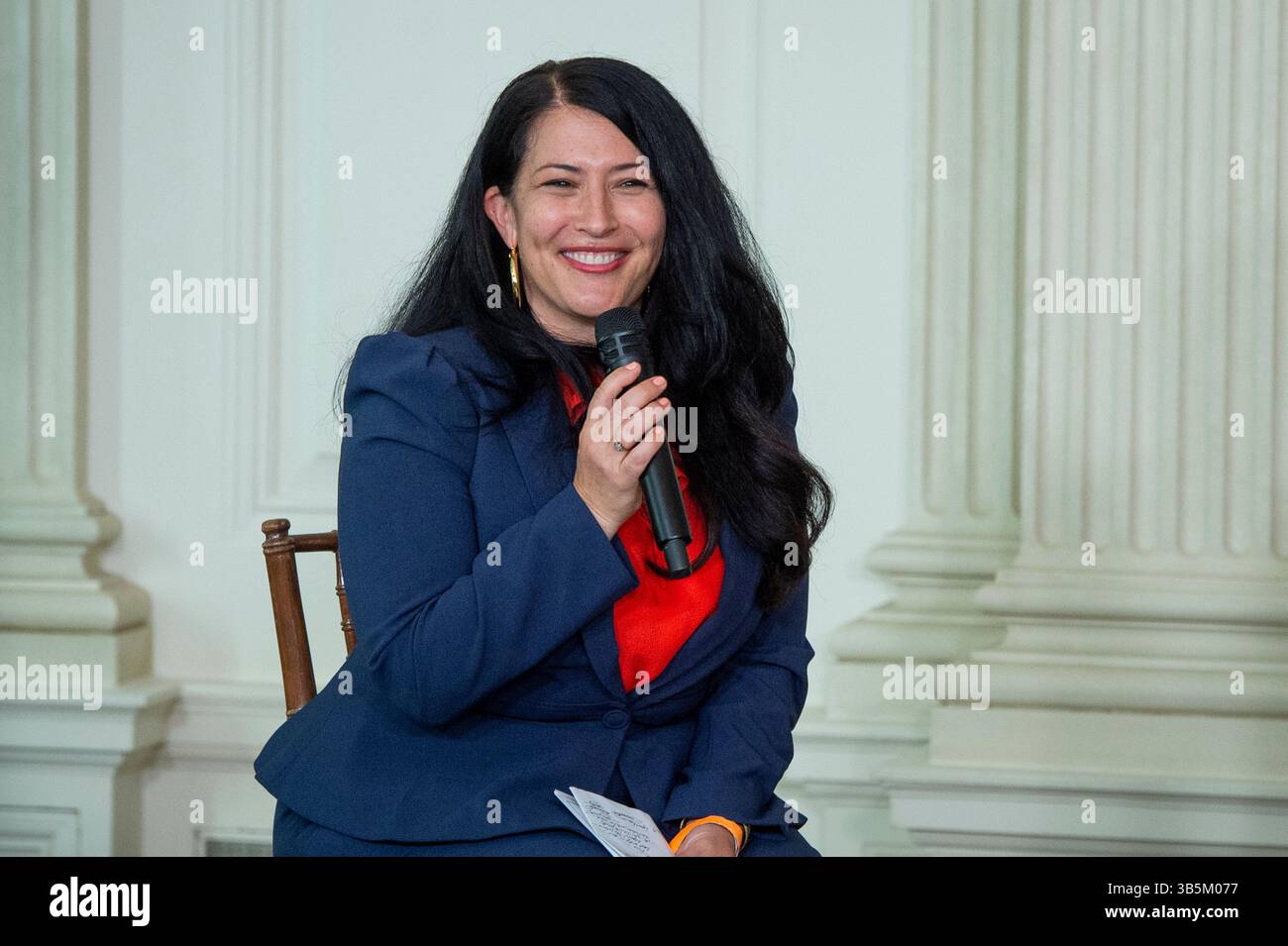 27. September 2022, Washington, District of Columbia, USA: ADA LimÃ³n, 24th Poet Laureate of the United States hält Anmerkungen, während First Lady Dr. Jill Biden das Class of 2022 National Student Poets Program für eine kurze Lyrikvorlesung begrüßen und vorstellen, moderiert von , im State Dining Room im Weißen Haus in Washington, DC, Dienstag, 27. September 2022. Seit seiner Gründung im Jahr 2012 stellt das National Student Poets Program die wesentliche Rolle des Schreibens und der Künste für den akademischen und persönlichen Erfolg von Gemeinden im ganzen Land vor und würdigt jährlich weiter Stockfoto