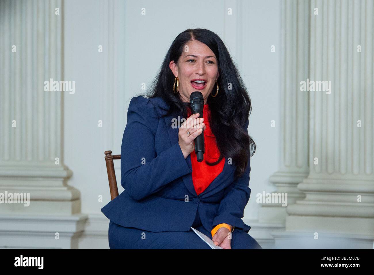 27. September 2022, Washington, District of Columbia, USA: ADA LimÃ³n, 24th Poet Laureate of the United States hält Anmerkungen, während First Lady Dr. Jill Biden das Class of 2022 National Student Poets Program für eine kurze Lyrikvorlesung begrüßen und vorstellen, moderiert von , im State Dining Room im Weißen Haus in Washington, DC, Dienstag, 27. September 2022. Seit seiner Gründung im Jahr 2012 stellt das National Student Poets Program die wesentliche Rolle des Schreibens und der Künste für den akademischen und persönlichen Erfolg von Gemeinden im ganzen Land vor und würdigt jährlich weiter Stockfoto