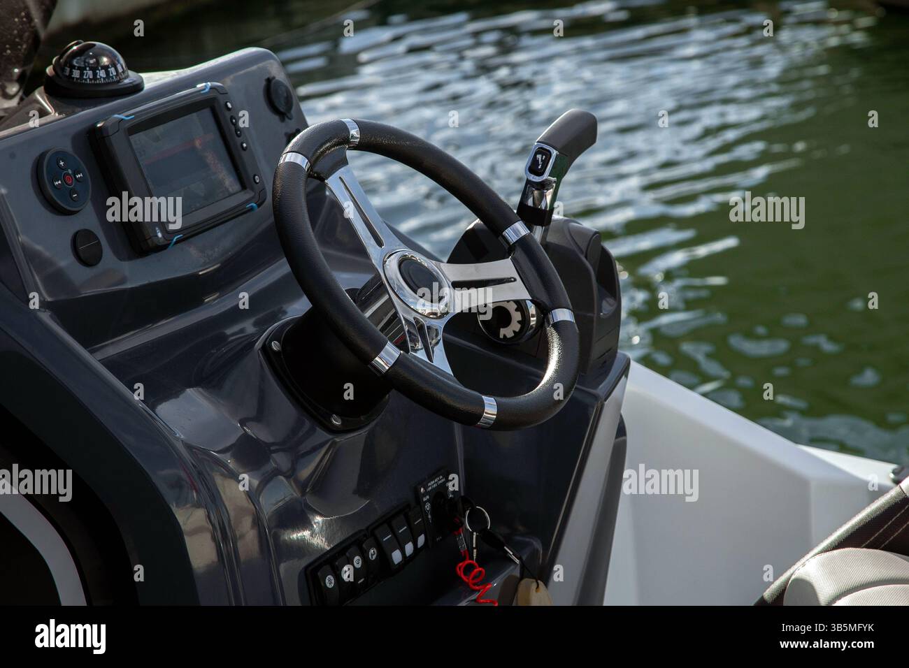 Das Lenkrad eines Bootes ist unter Wasser im See untergetaucht Stockfoto