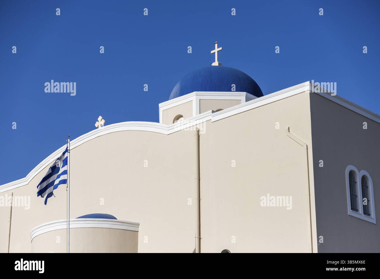 Blaue Kirchenkuppel, griechische Flagge, Kamari, Insel Santorin, Griechenland, Europa Stockfoto